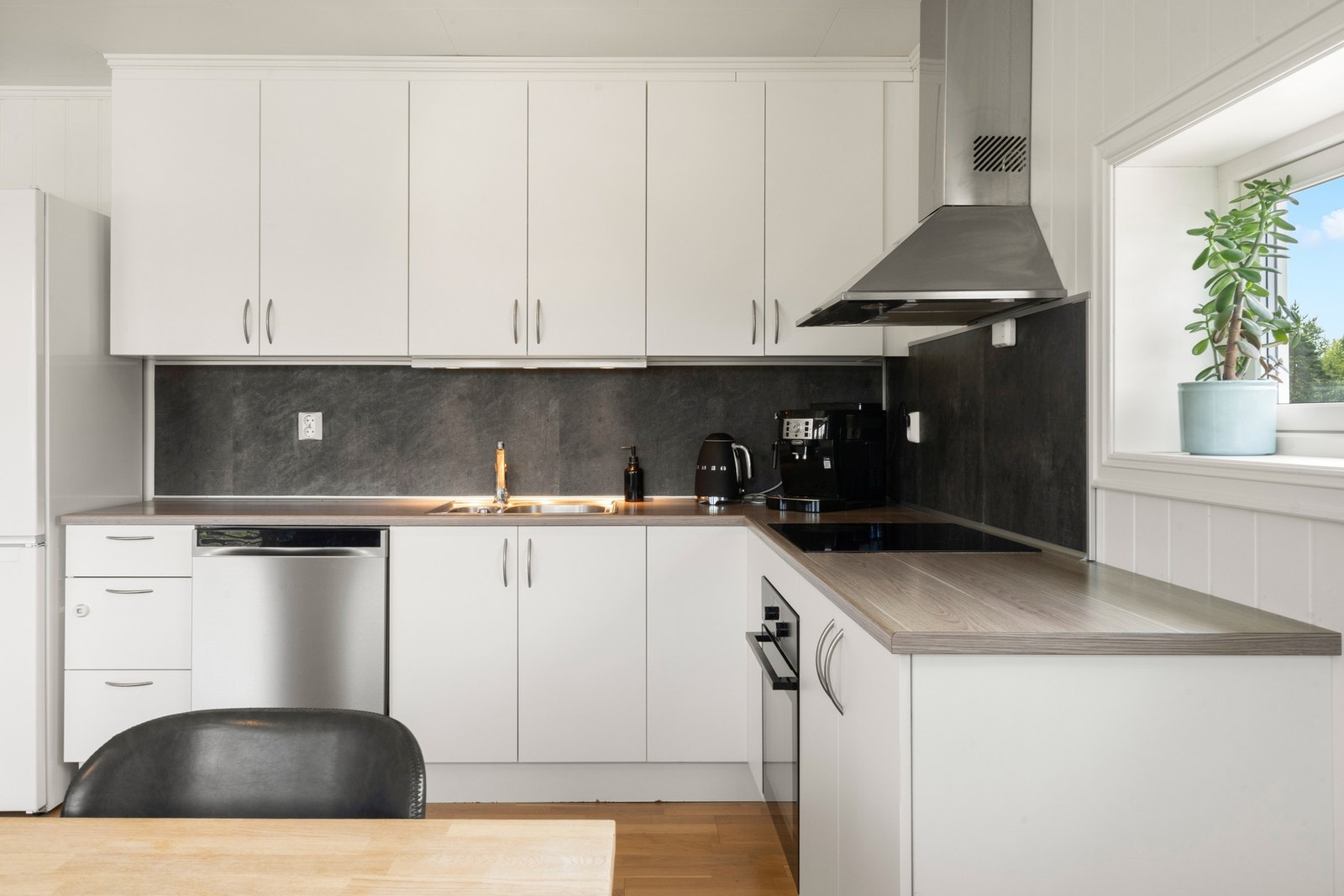 Kjøkkeninnredningen består av slette fronter, laminert benkeplate, integrert komfyr og platetopp, underbygget oppvaskmaskin og frittstående kjøl/fryseskap. Hvitevarene medfølger Galleribilde