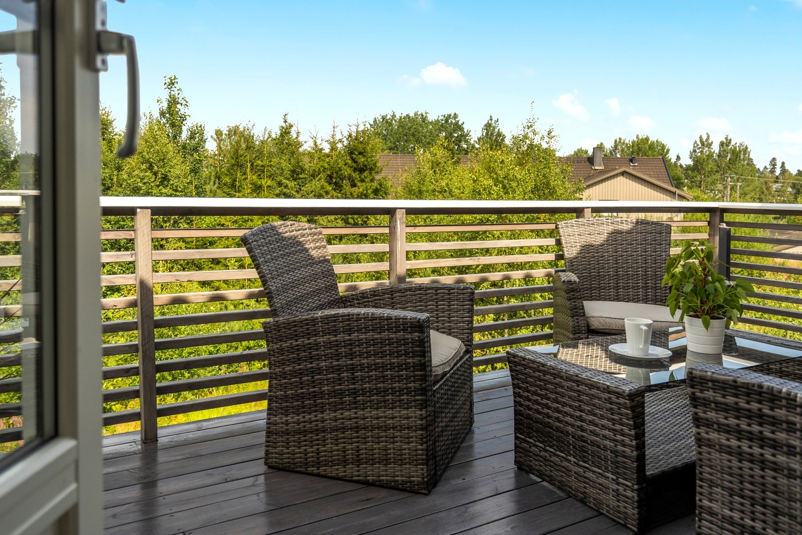 Stuen blir leilighetens selvsagte samlingspunkt med store vindusflater og med tilknytning til både kjøkkenet og med utgang til balkong på 17 m² Galleribilde