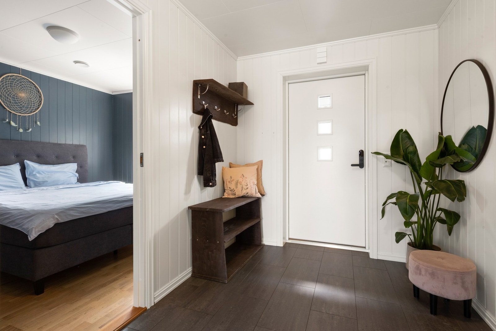 Velkommen inn! Entreen er flislagt og det er barfotvennlige varmekabler i gulvet Galleribilde