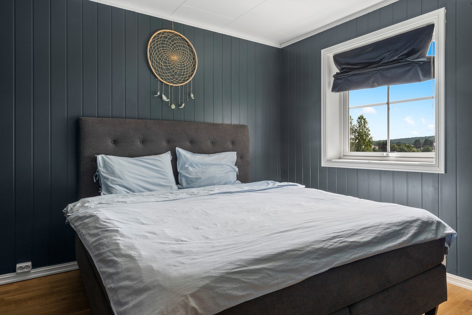 Hovedsoverommet er stort og luftig med god plass til dobbeltseng og garderobeskap Galleribilde