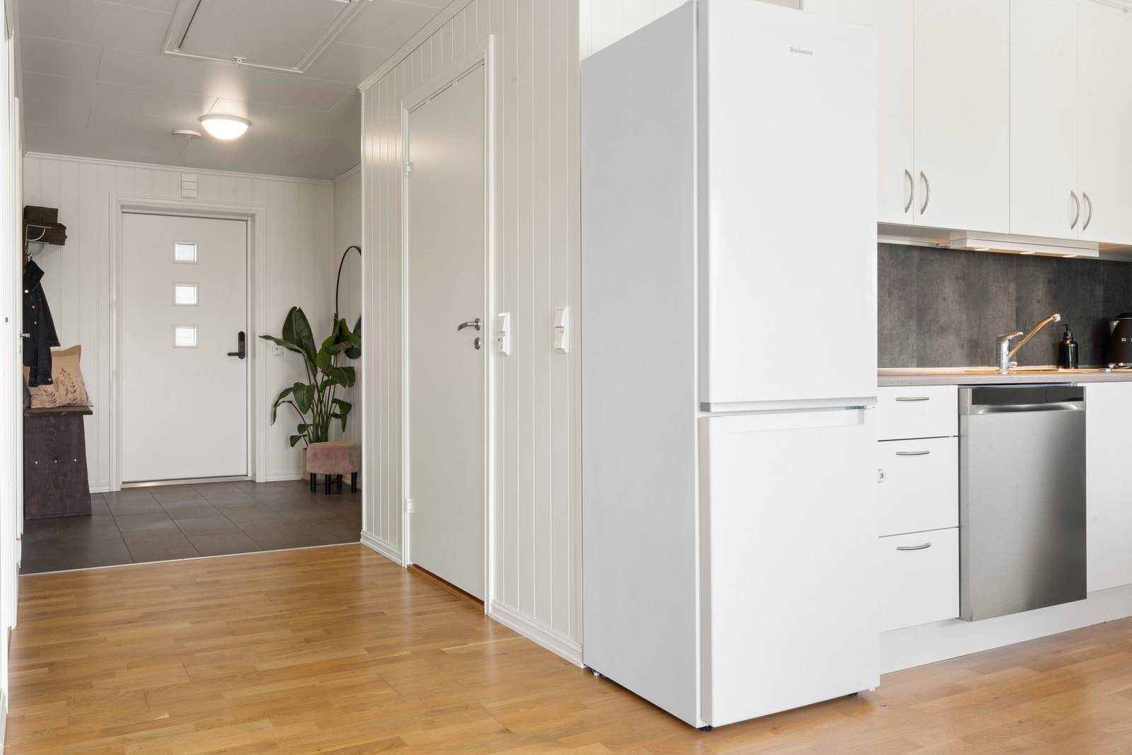 Boligen holder en god og moderne standard i alle rom, og i kombinasjon med en nøytral fargepalett gir det et helhetlig uttrykk Galleribilde