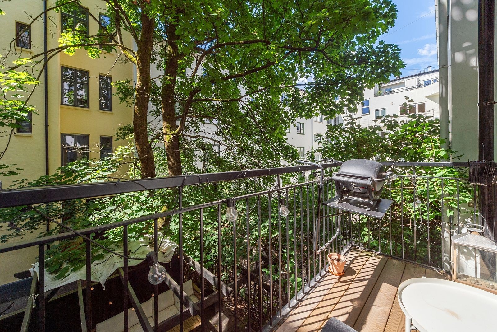 Stor og romslig balkong mot flott grøntområde inn mot bakgården. Galleribilde