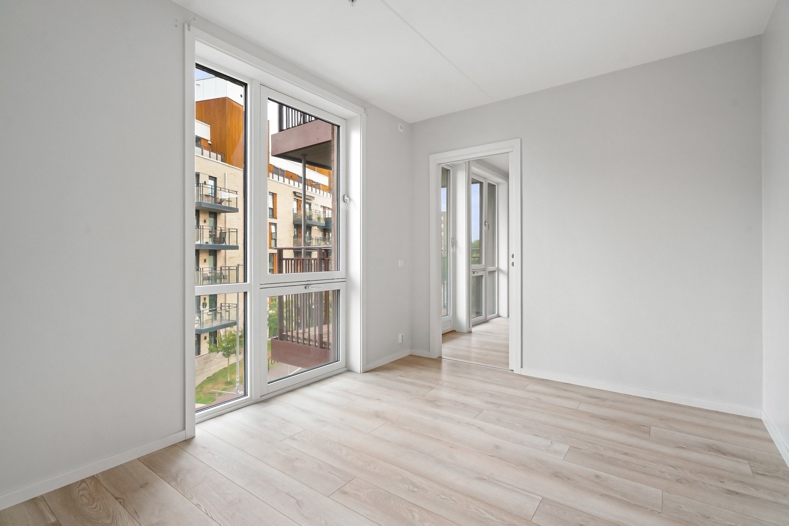 Store vindusflater slipper mye naturlig lys inn i rommet. Galleribilde