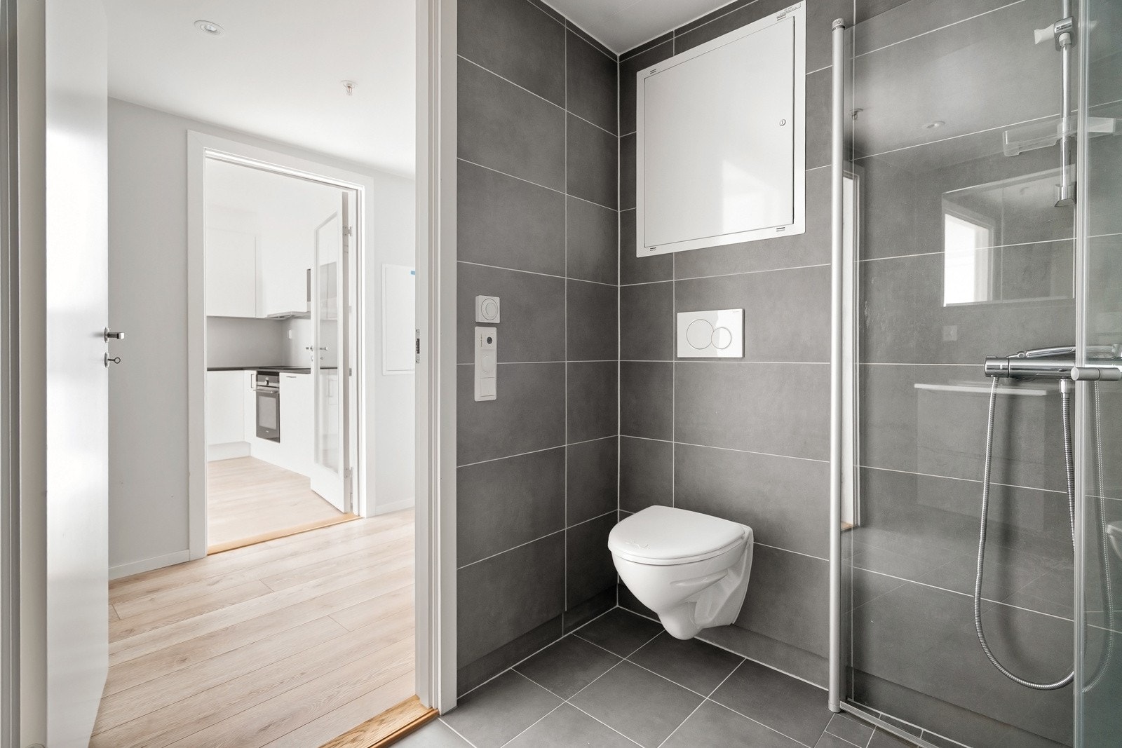 Boligen har et romslig og lekkert bad fra byggeåret, med flislagte vegger og gulv utstyrt med vannbåren varme. Galleribilde