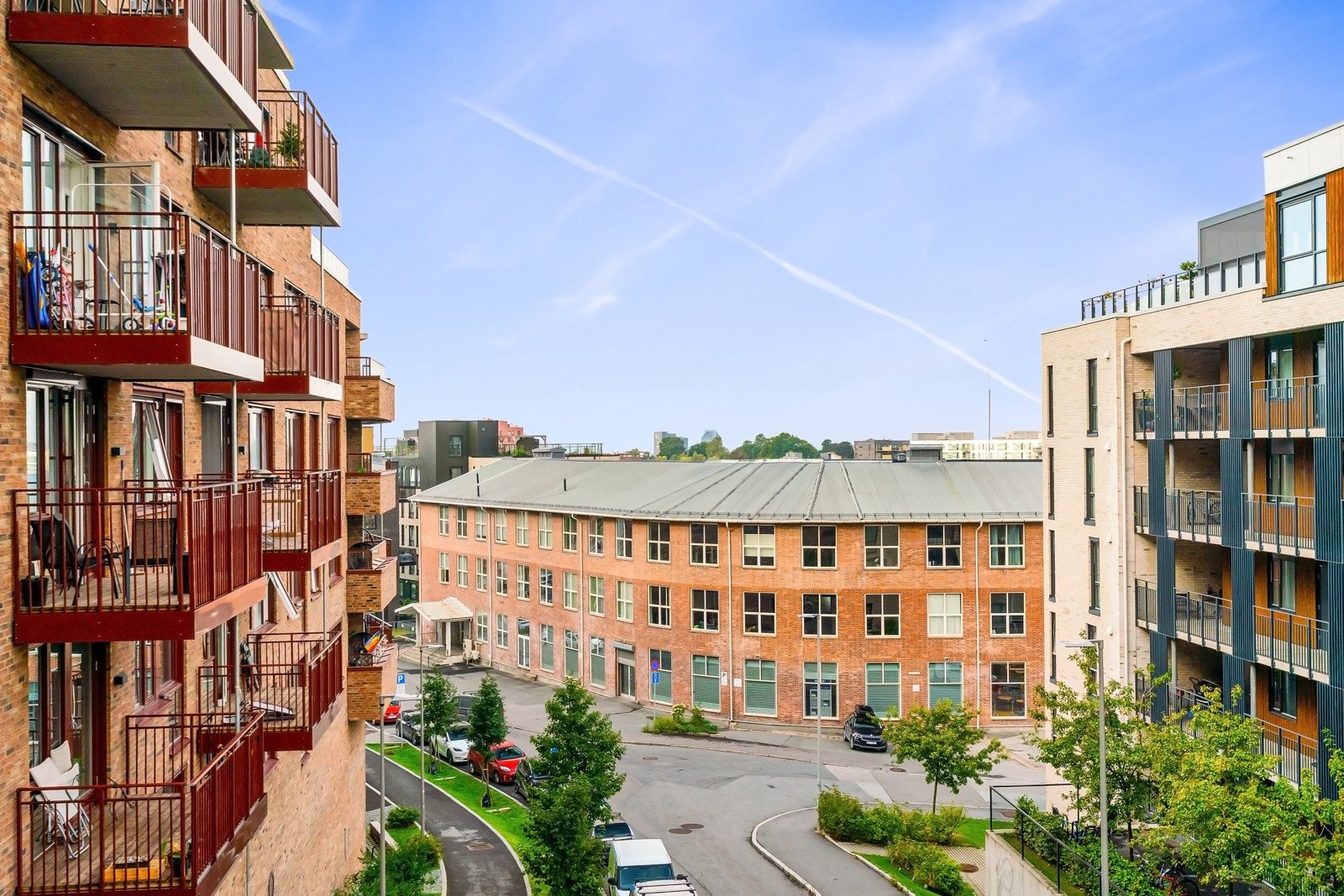 Her er det god plass til utemøbler, og balkongen blir en herlig forlengelse av stuen på varme sommerdager. Galleribilde