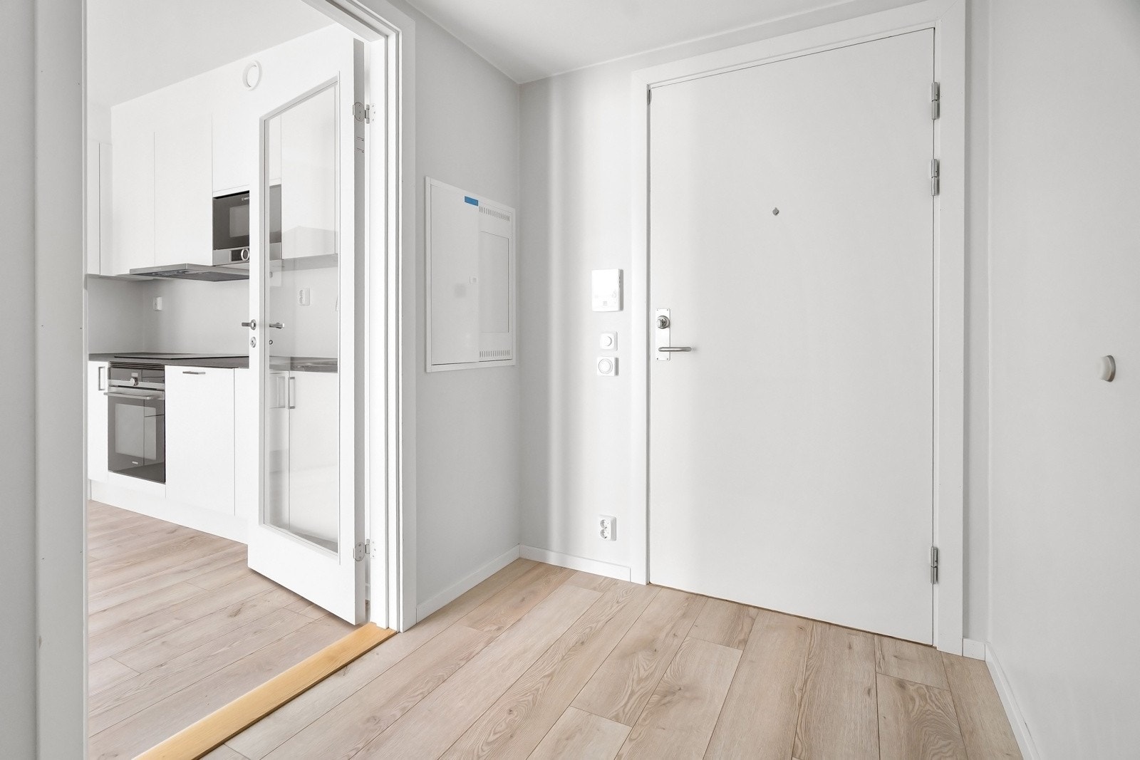 Boligen har en romslig entré med dør calling. Det medfølger også kjellerbod på 3 kvm for ekstra lagring. Galleribilde