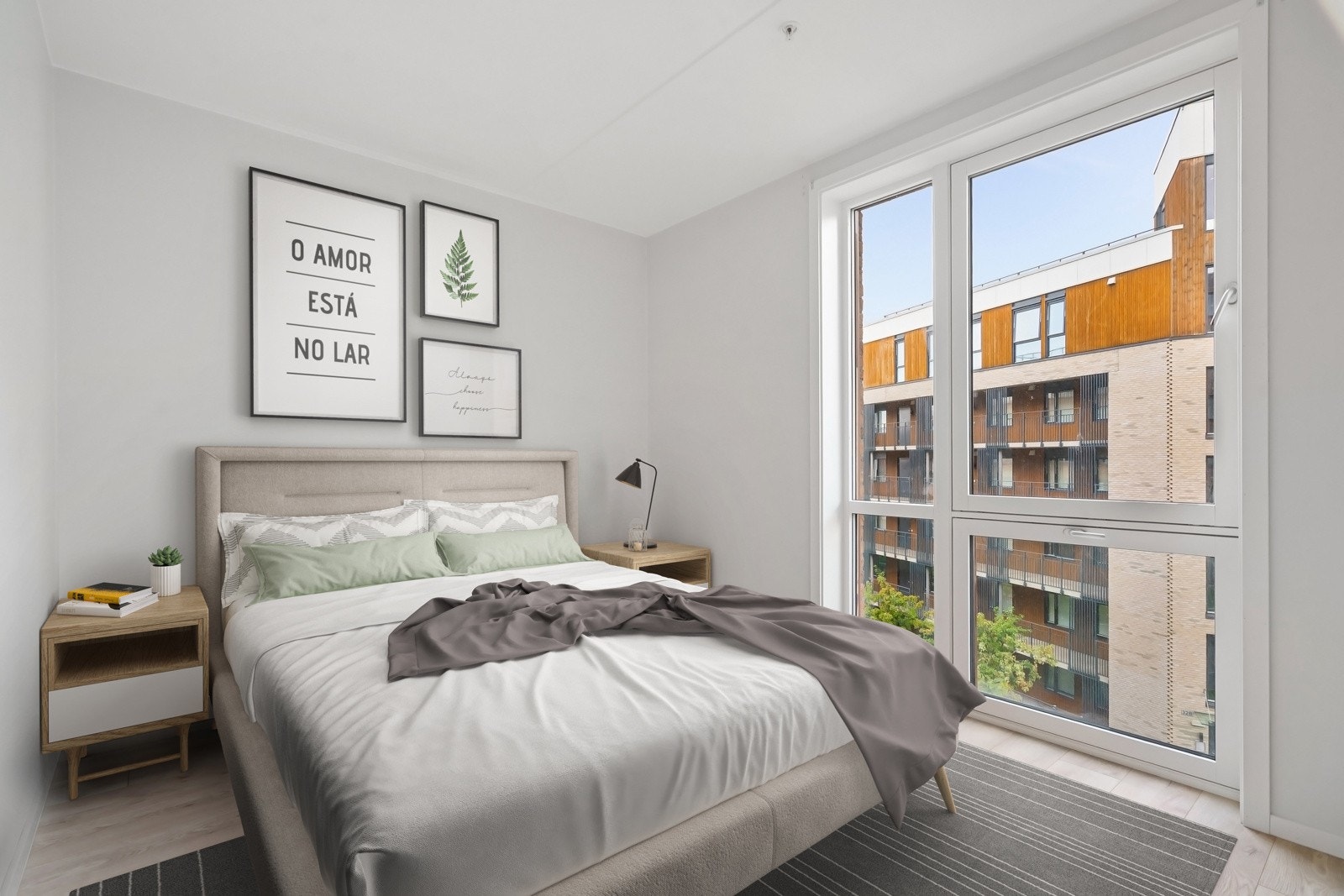 Boligen har et trivelig og lyst soverom der du har god plass til både dobbeltseng og garderobeløsning. Bildet er virtuelt møblert. Galleribilde