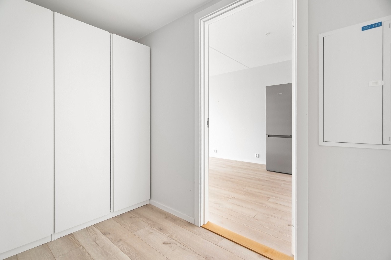 Vel inne i entréen har du god plass til å henge fra deg yttertøyet i en skyedørsgarderobe. Galleribilde