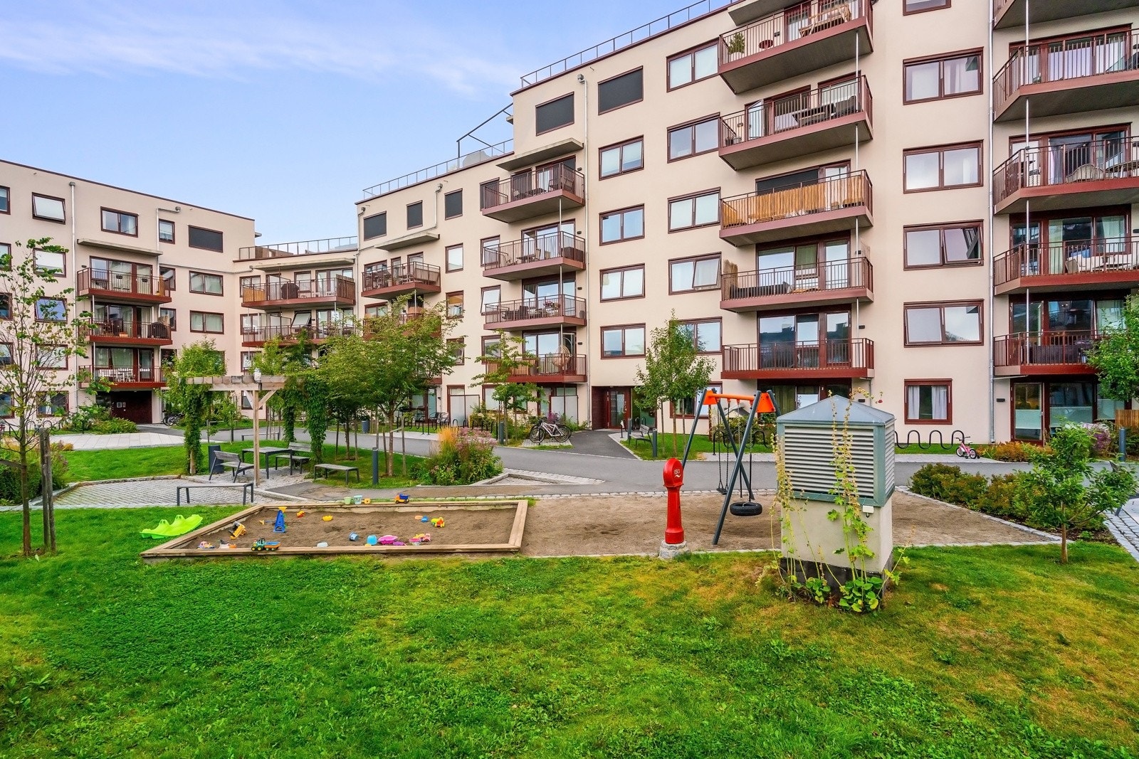 Det første som møter deg er byggets moderne fasade og flotte fellesarealer. Galleribilde