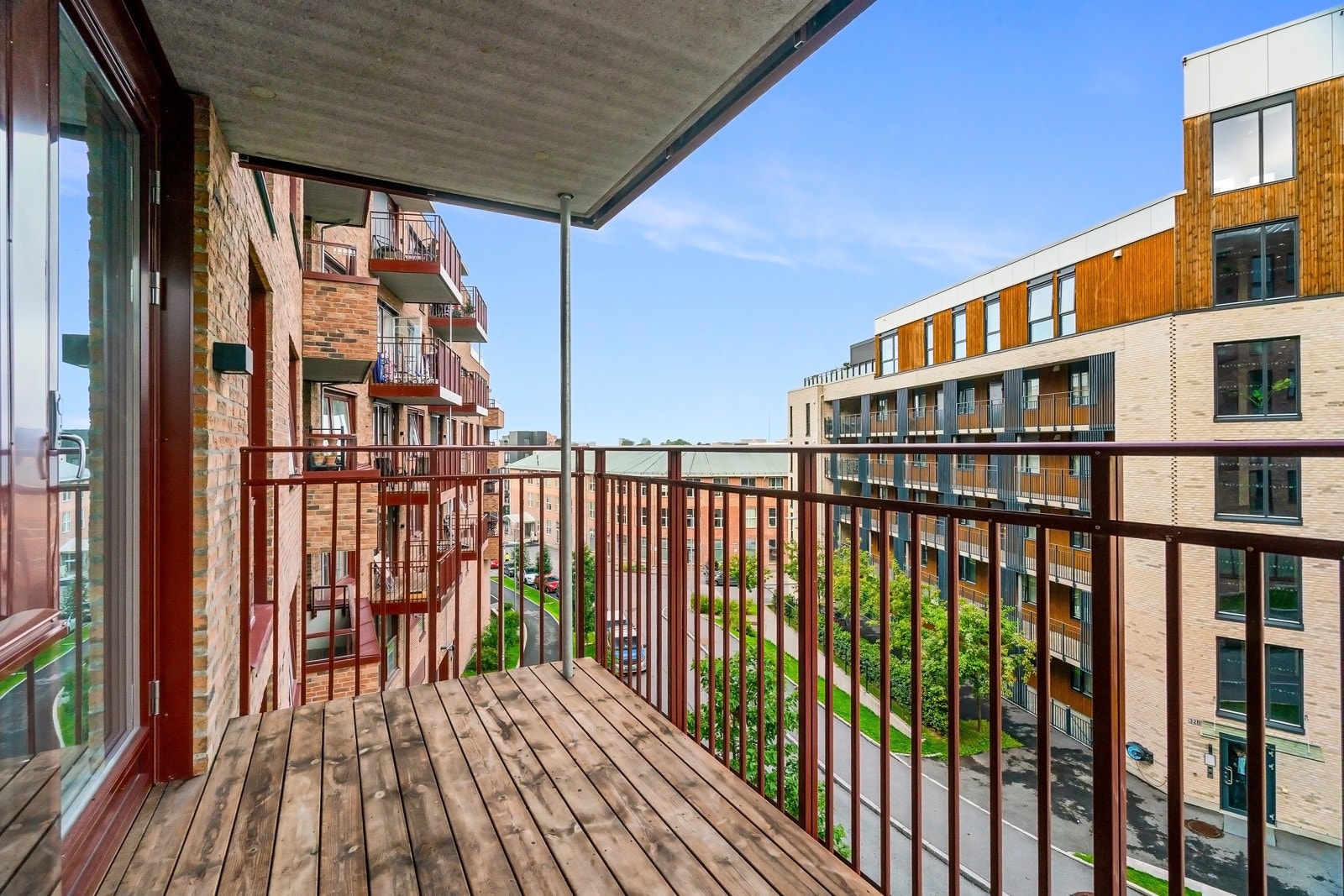 Det er montert stikkontakt og utelys på balkongen. Balkongen er nordvestvendt med fine solforhold. Galleribilde