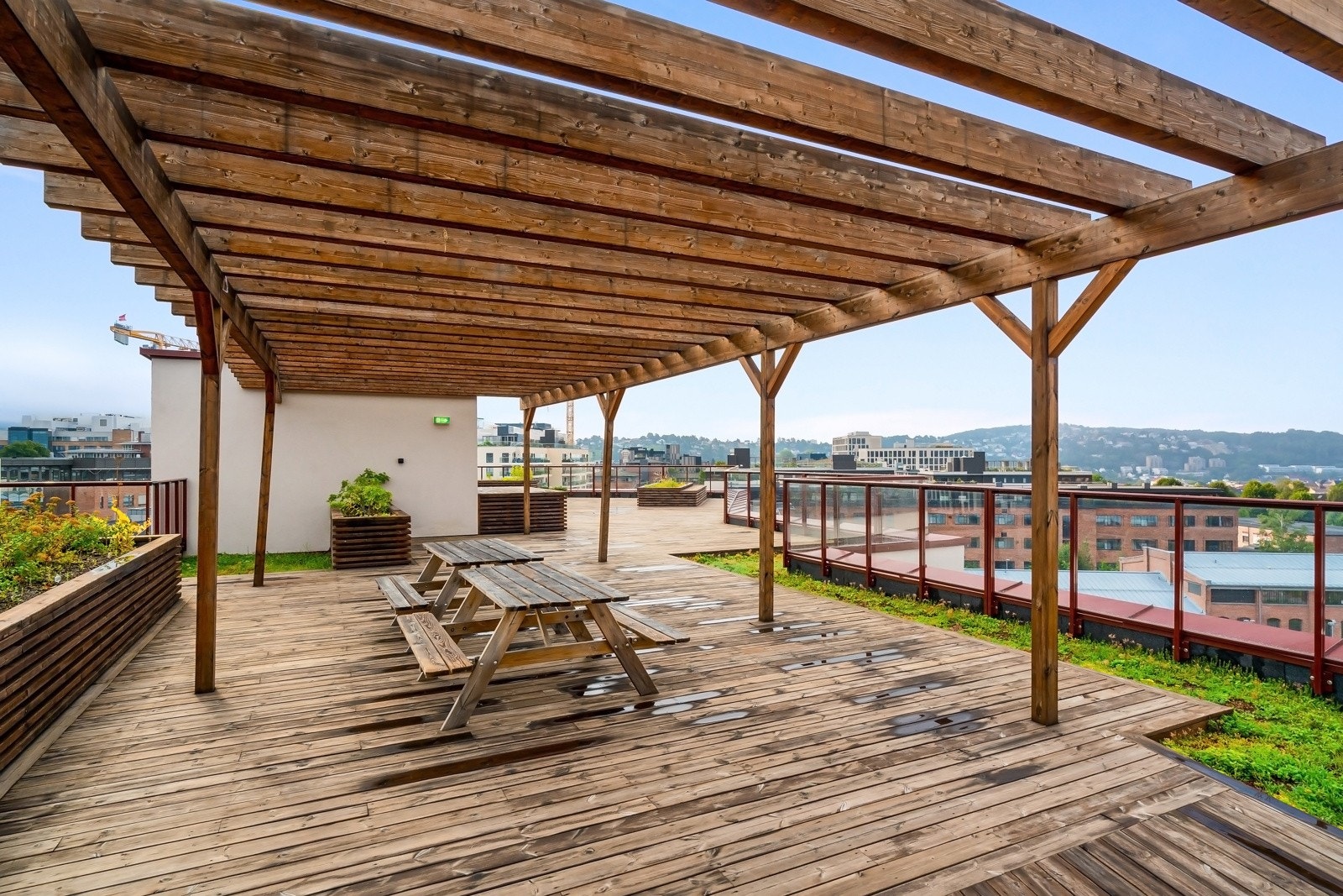 På varme sommerdager kan du også benytte deg av en stor felles takterrasse. Galleribilde
