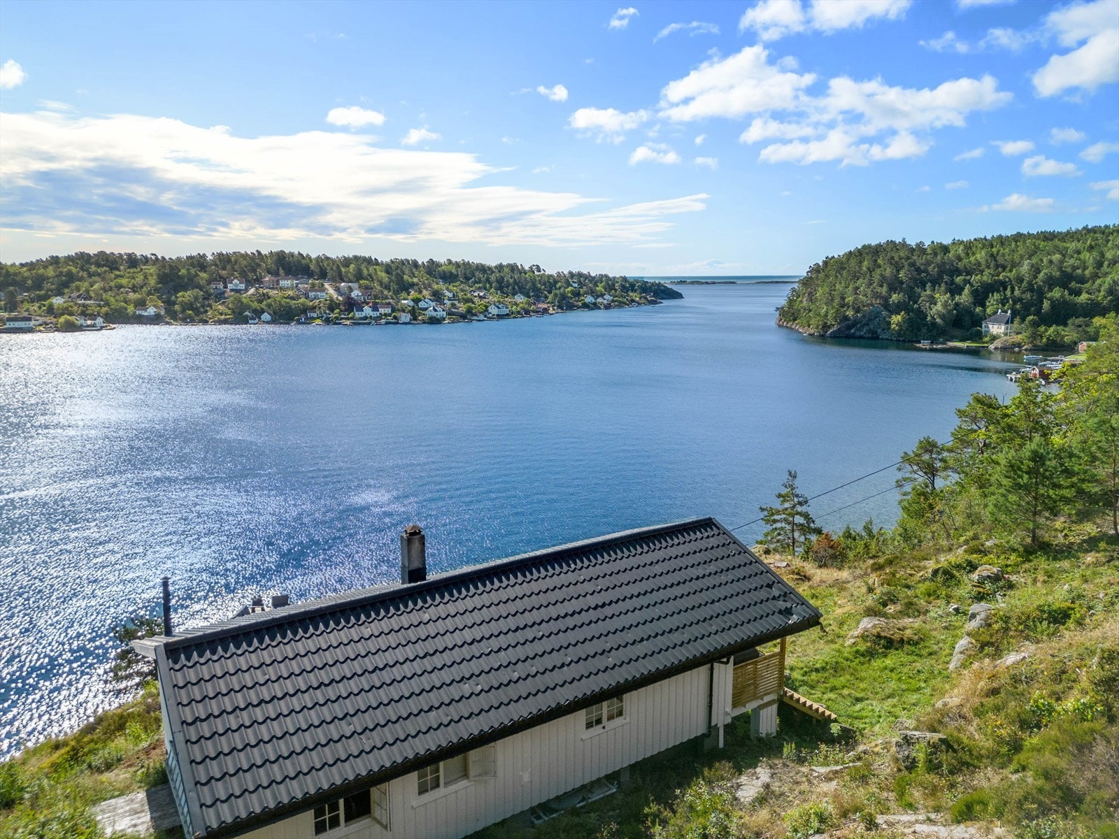 Nydelig 180 graders panoramautsikt over innseilingen av Tvedestrandsfjorden og ut mot horisonten Galleribilde