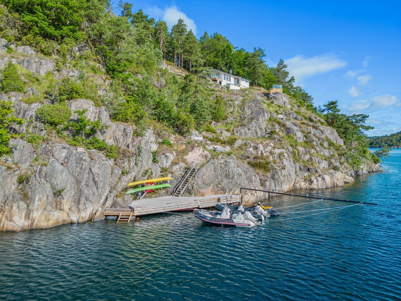 Hytten har privat beliggenhet på en odde, uten naboer i umiddelbar nærhet. Ca. 100m med måt til parkeringen ved Bota Brygge. 5-10 min gange via skogen Galleribilde