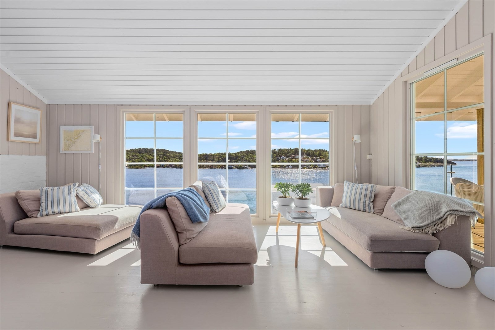 Store vindusflater som gir rommet rikelig med naturlig lys Galleribilde