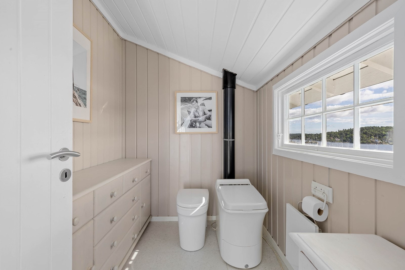 Utvendig bod innredet som toalettrom Galleribilde