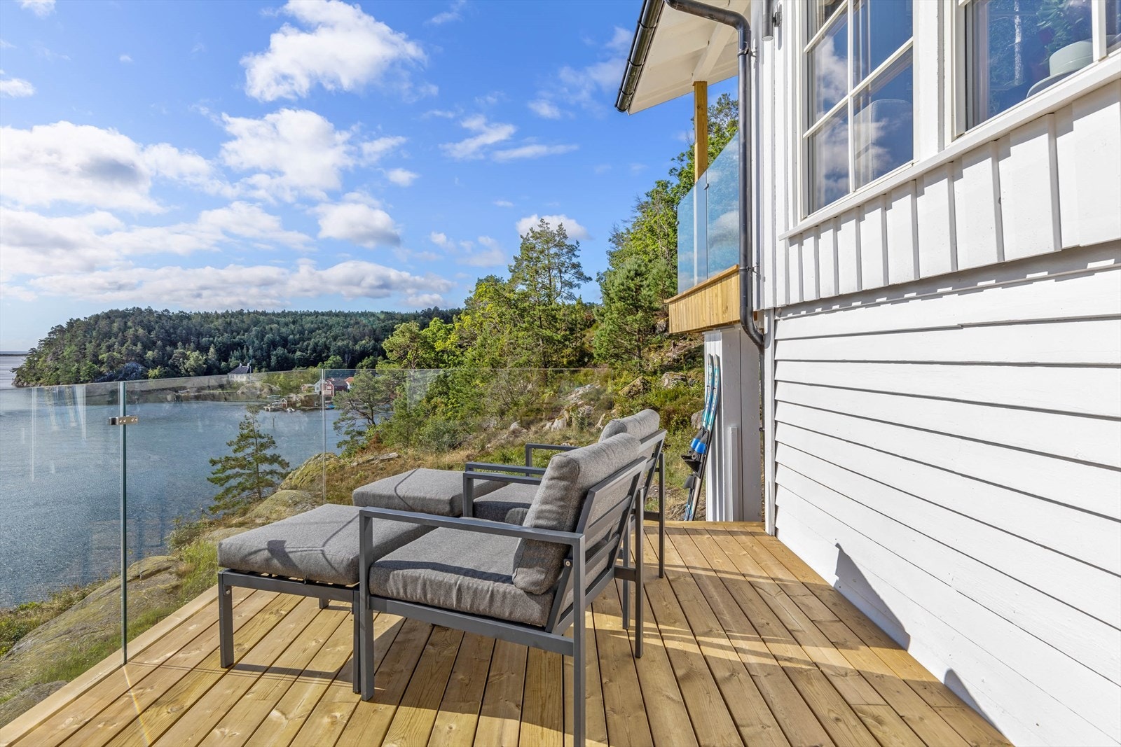 Solfylt veranda med god plass til utemøblement Galleribilde