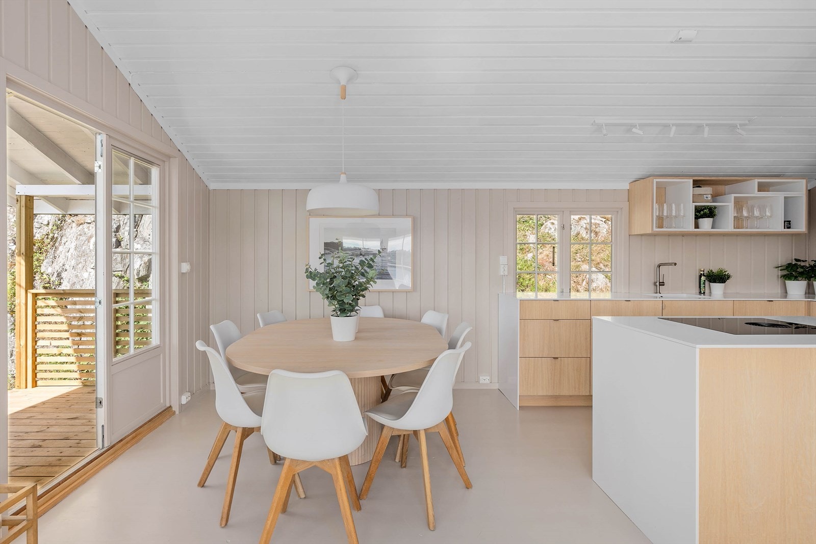 Direkte utgang til lun og solrik veranda Galleribilde