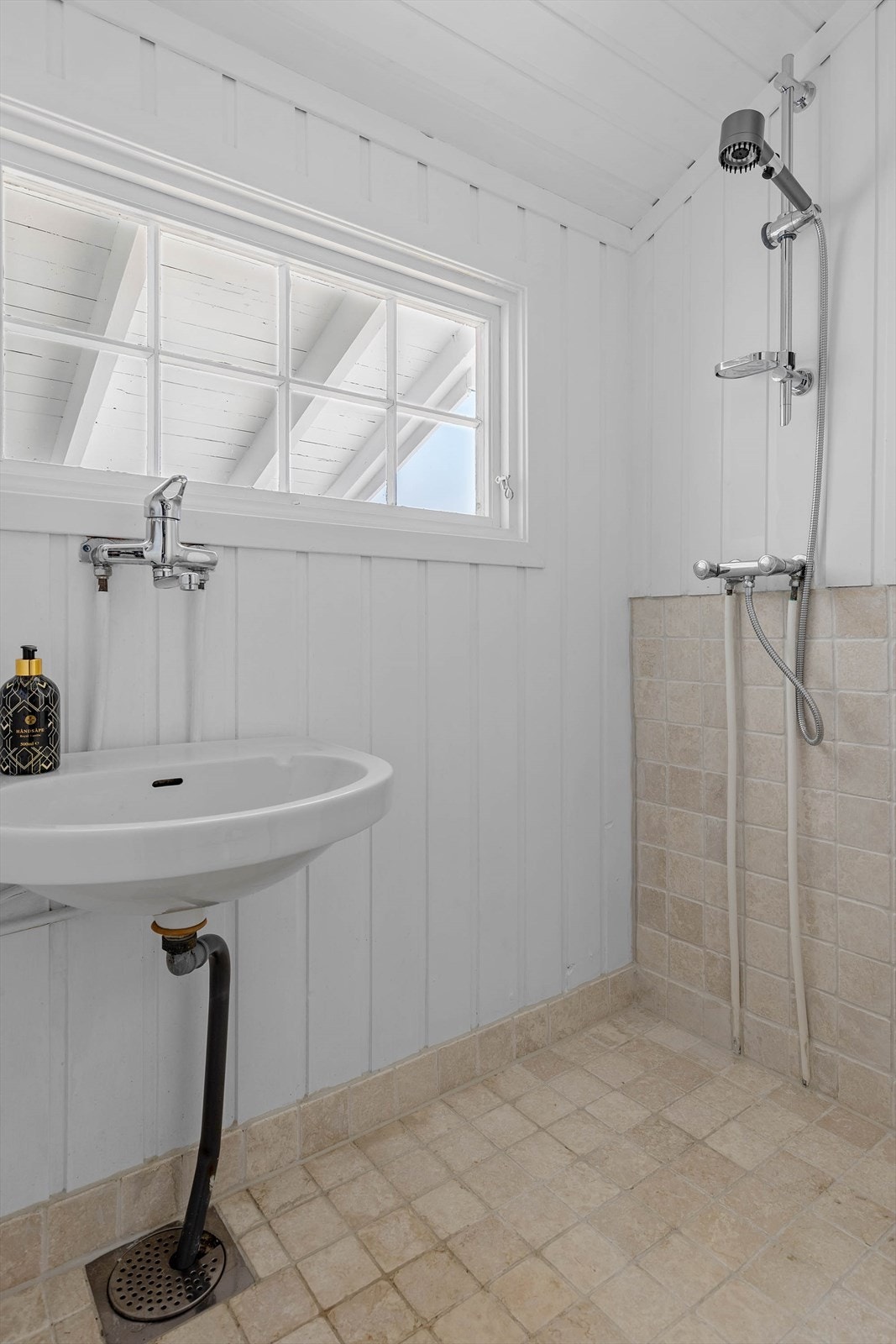 Baderom innredet med dusj og servant Galleribilde