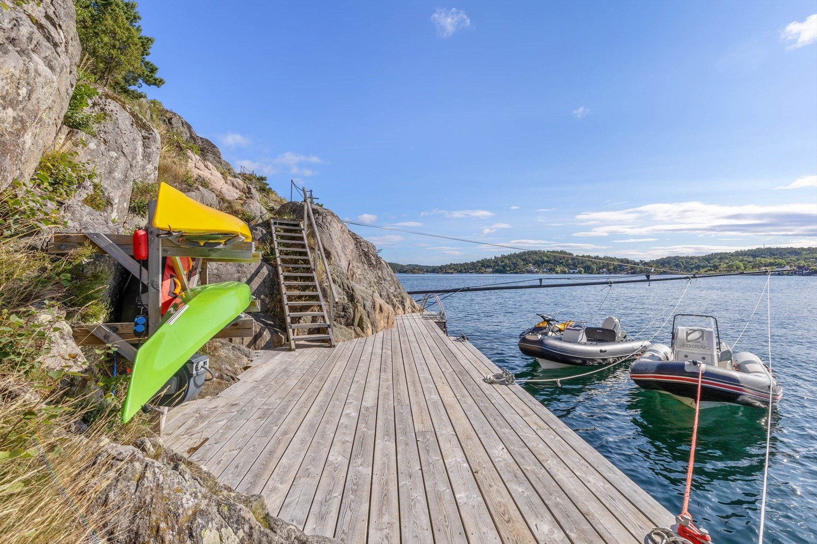 Privat dypvannsbrygge (reh. i 2019) med plass til flere båter og kayakstativ Galleribilde