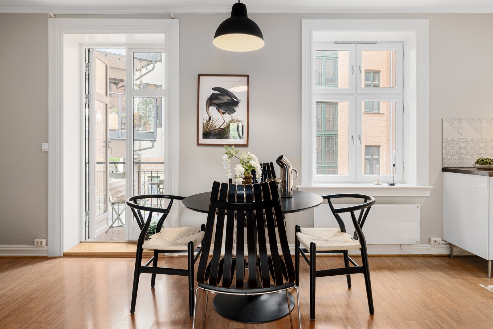 God plass til stort spisebord i tilknytning til kjøkkenet. Galleribilde