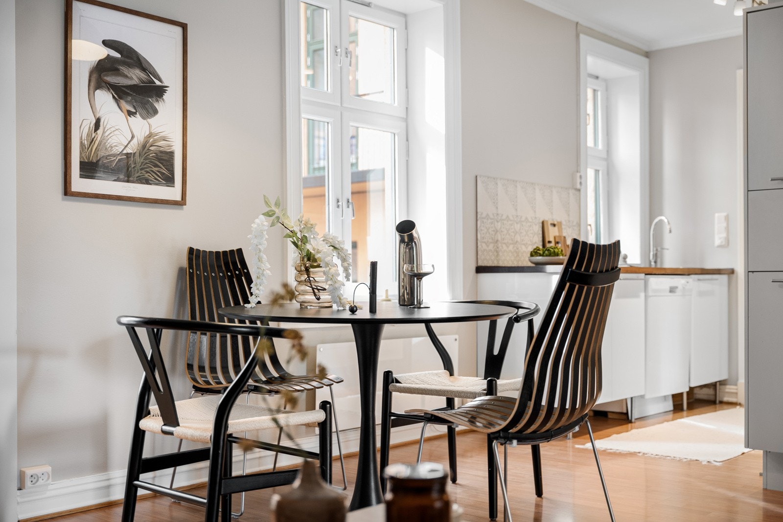 Lyst og hyggelig kjøkken som ligger i en fin og sosial løsning med stuen. Galleribilde