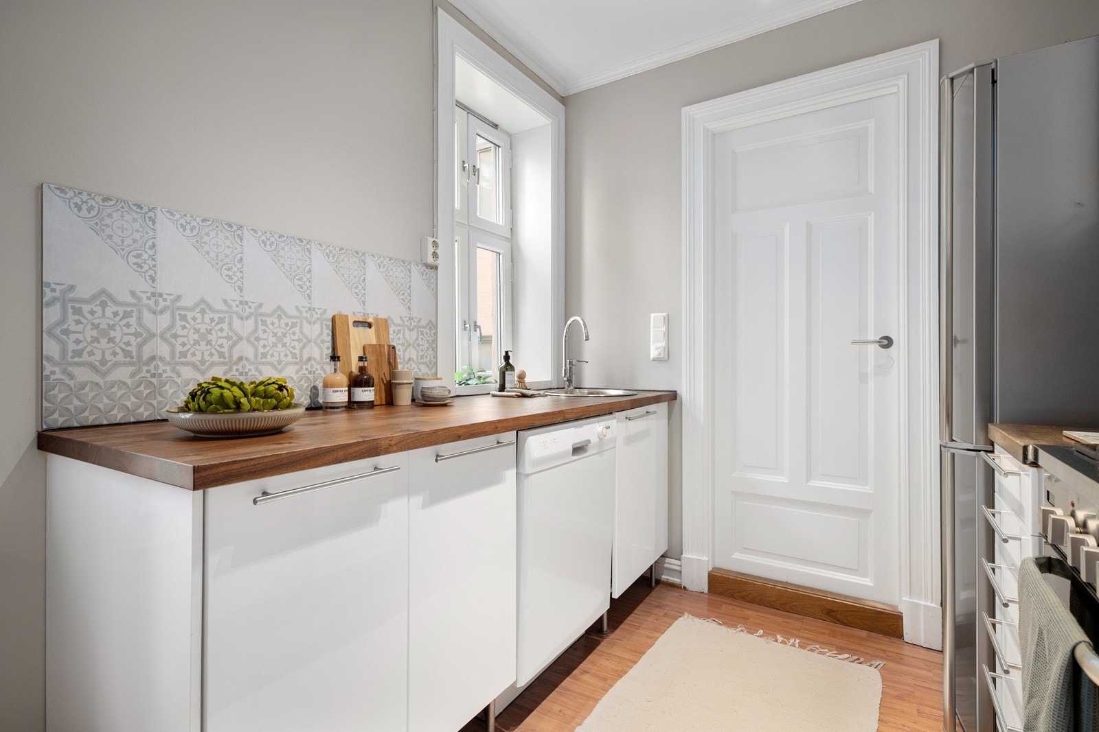 Kjøkkenet har stor arbeidsflate og god lagringsplass i over- og underskap. Galleribilde