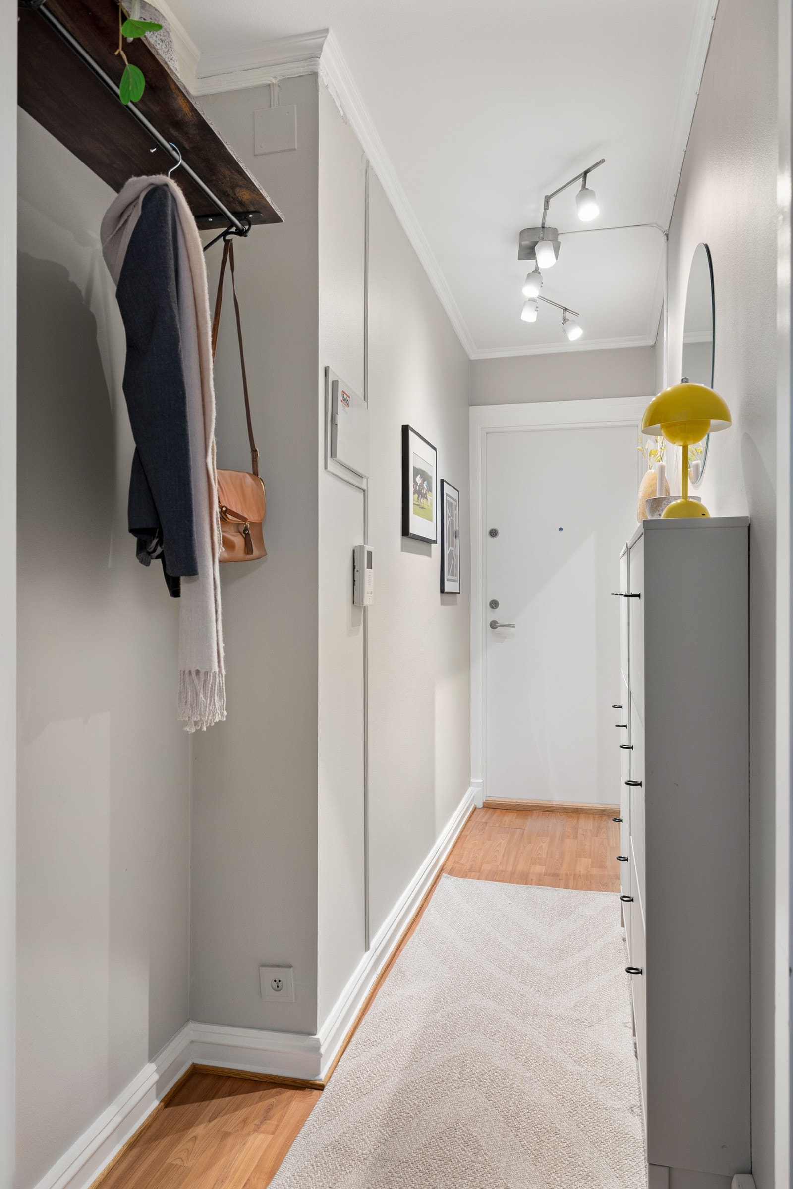 Når du kommer inn i leiligheten møtes du av en lys og hyggelig entré. Galleribilde