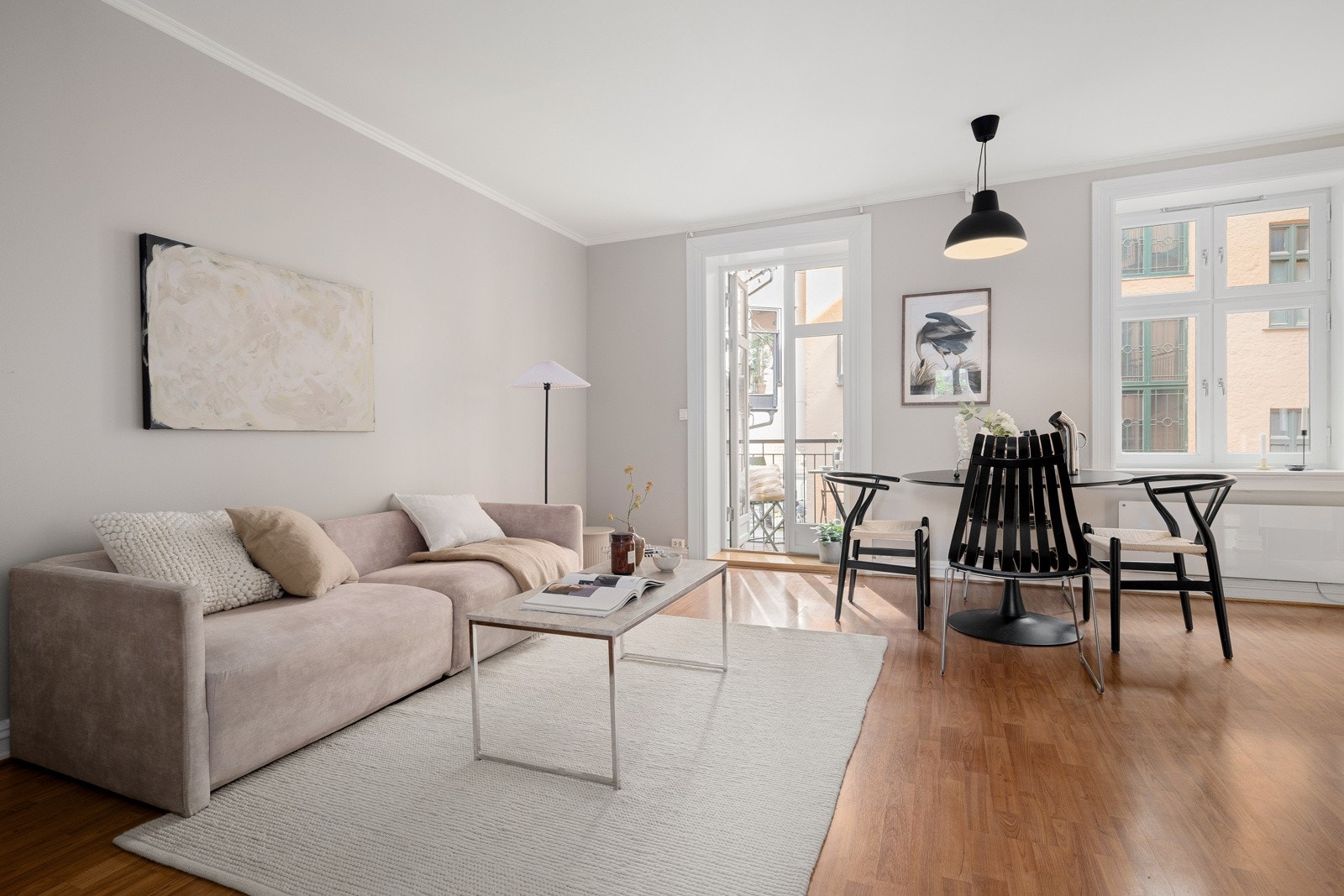 Delikat og innbydende stue med utgang til balkong. Galleribilde