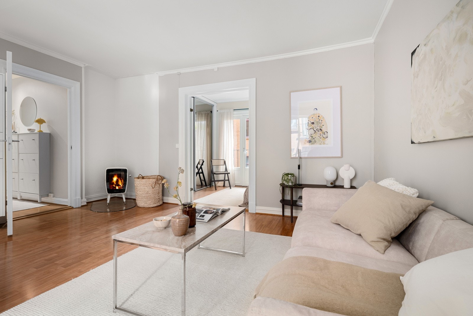 Rommets gode takhøyde sørger for en luftig atmosfære og størrelsen gir god plass til både sofagruppe og TV med tilhørende møblement og stort spisebord. Galleribilde