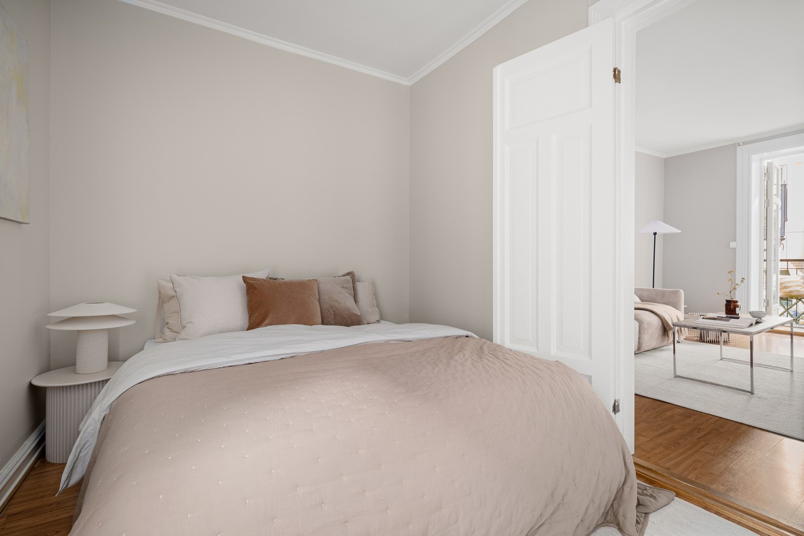 Leiligheten har et lyst og innbydende soverom med fransk balkong. Galleribilde