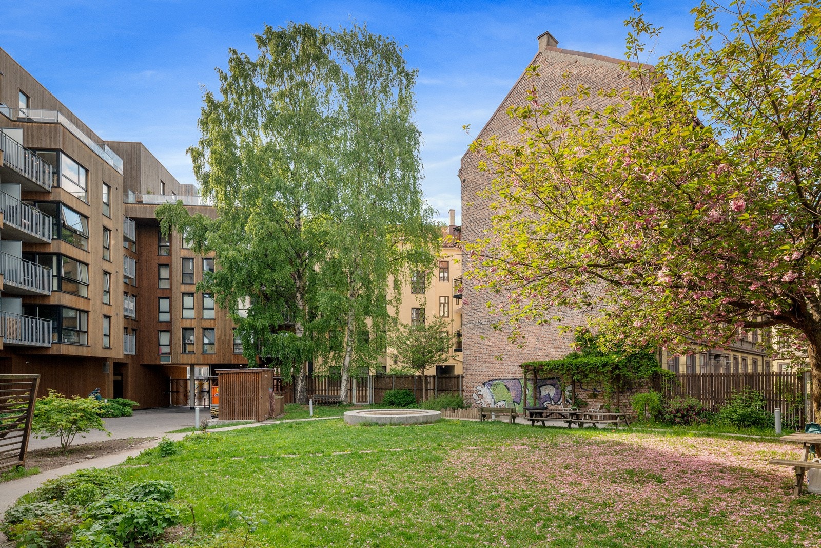 Parken er utstyrt med grillplasser, bålpanne, vannspeil, lekeplass og parkanlegg med belysning. Galleribilde