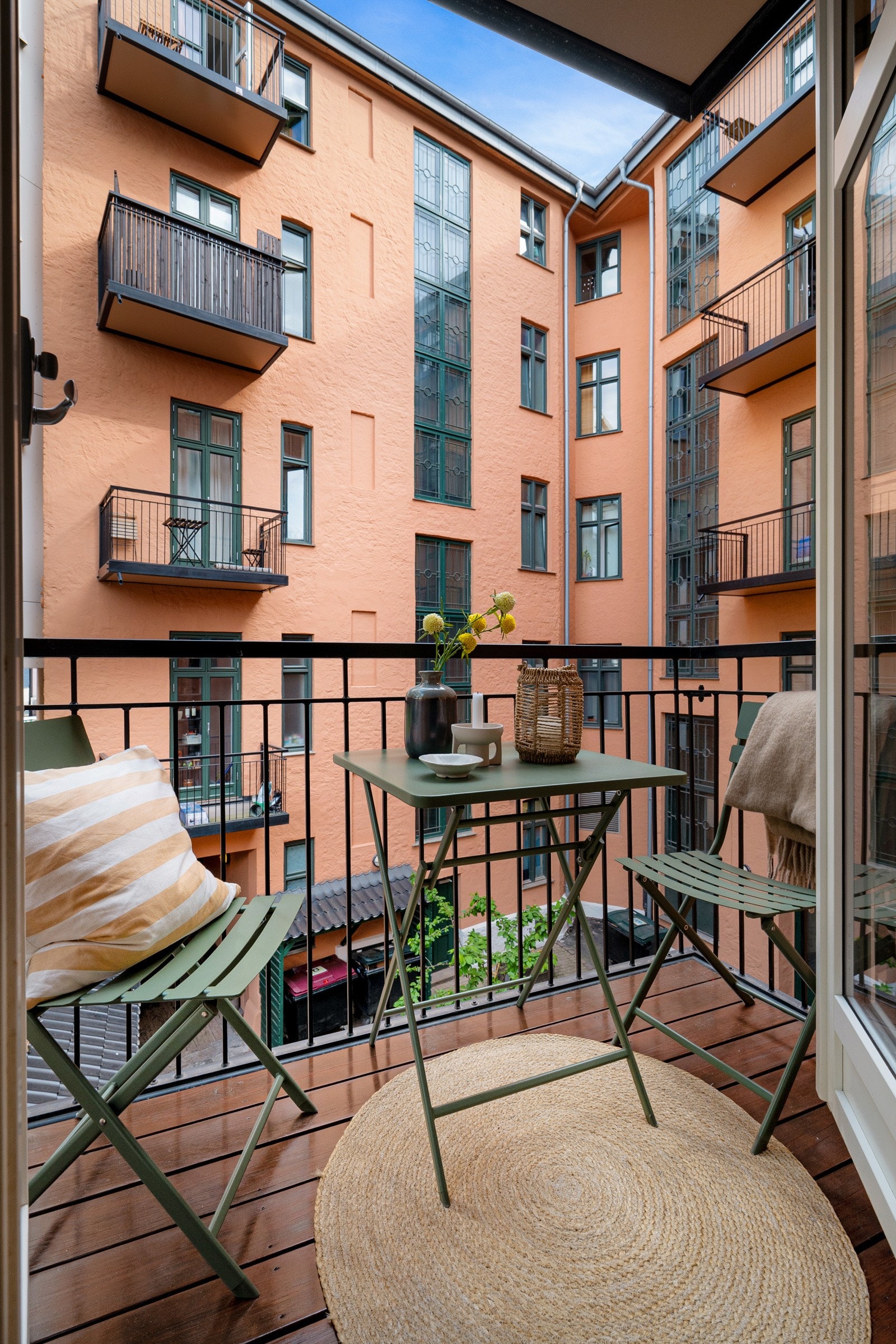 Balkongen vender mot sydøst og har sol fra kl 9/10-14/15 på sommeren. Galleribilde