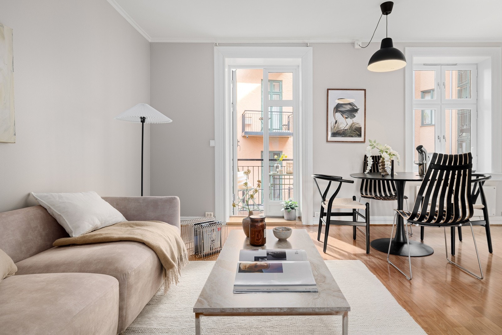 Store vindusflater på rekke og rad slipper inn rikelig med lys i boligen. Galleribilde