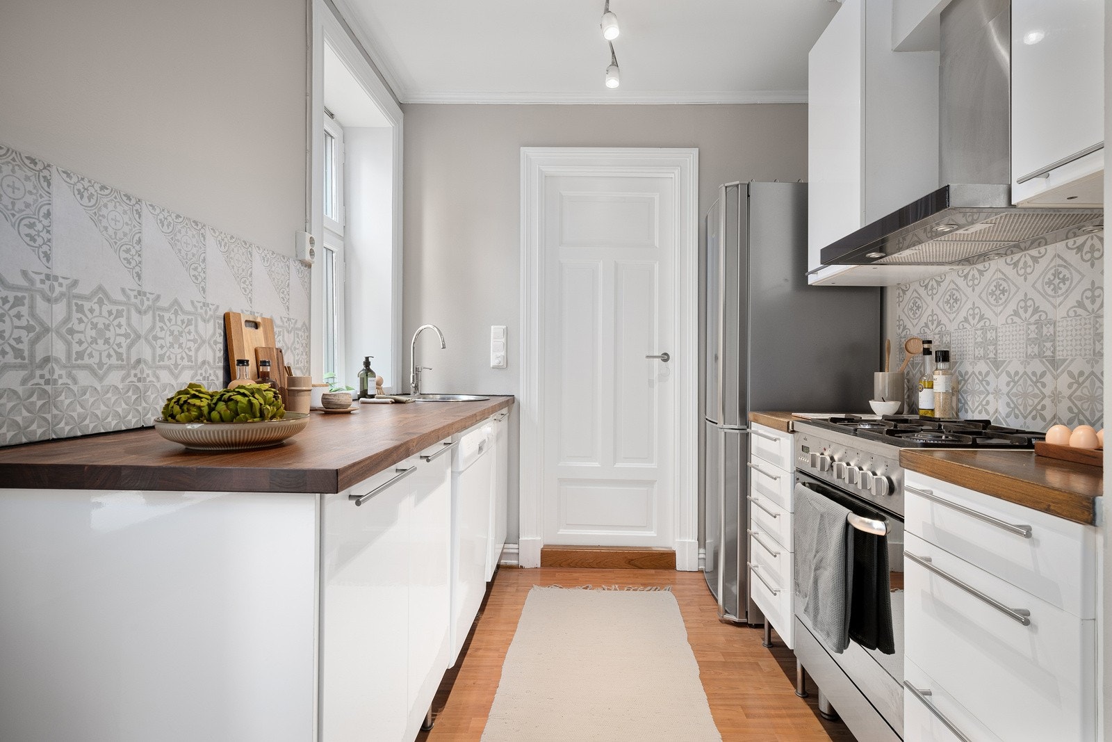 Videre har kjøkkenet fristtående hvitevarer som oppvaskmaskin, kjøl/fryseskap og komfyr. Galleribilde