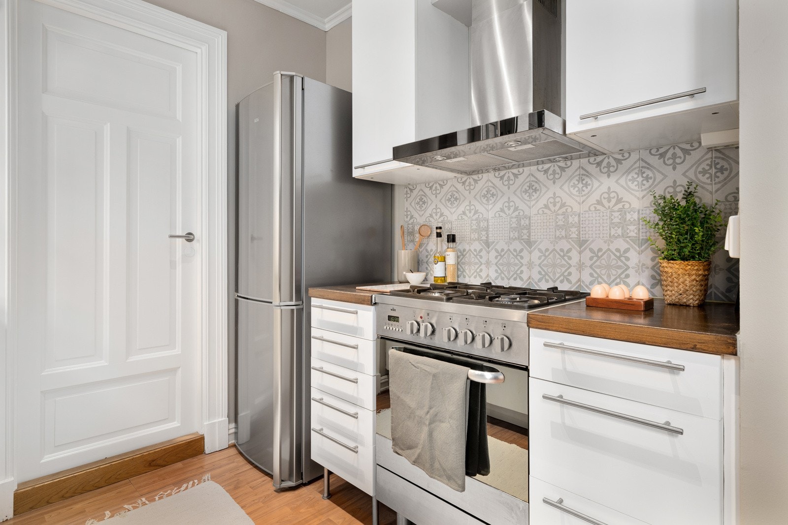 Fra kjøkkenet er det inngang til baderommet. Galleribilde