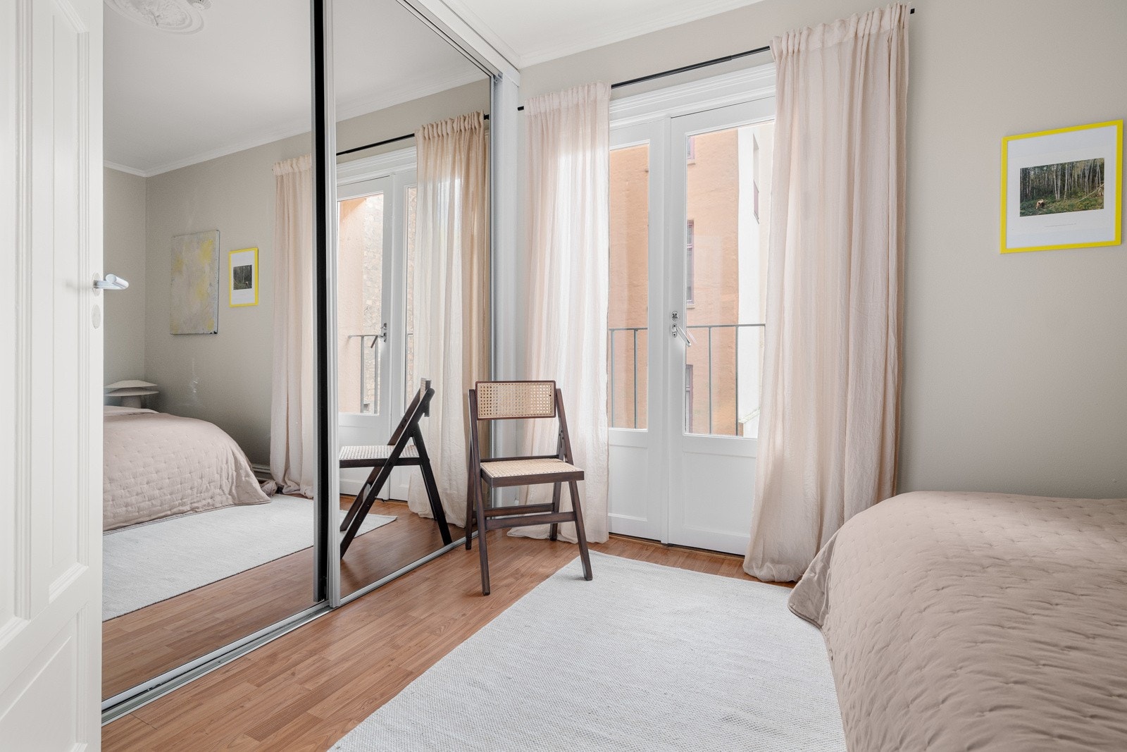 Her har har du god plass til dobbeltseng og rikelig med oppbevaringsplass i medfølgende skyvedørsgarderobe. Galleribilde