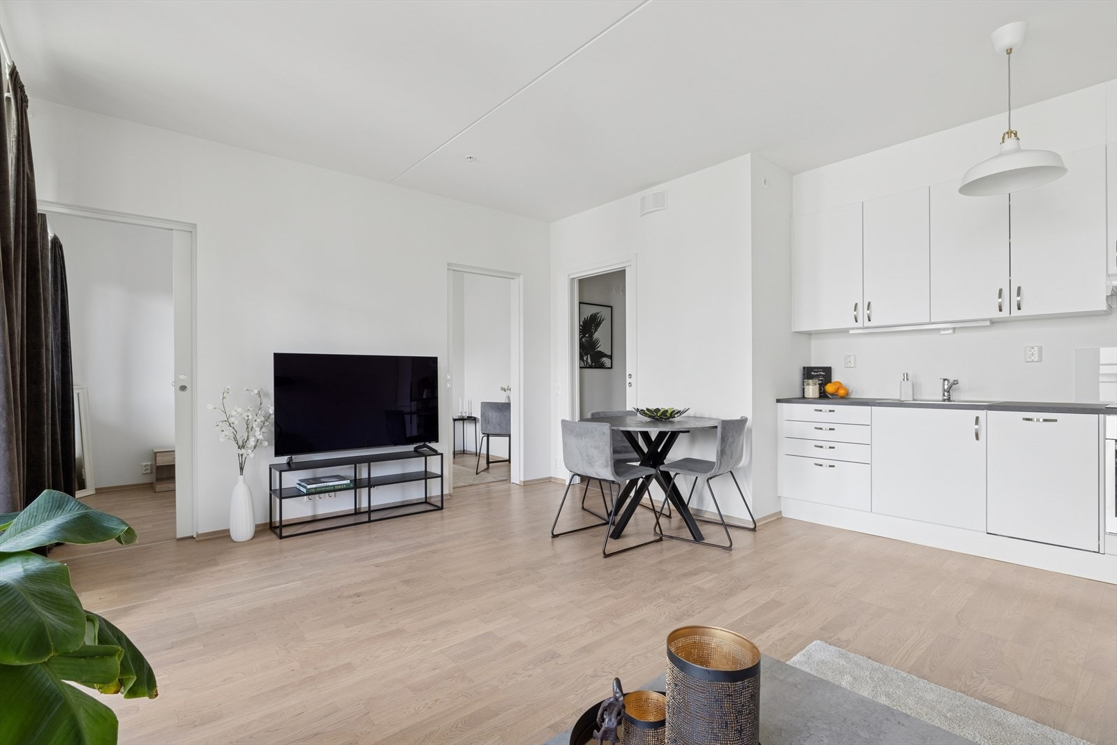 Tidløst kjøkken fra Aubo innredet med hvite, slette fronter og benkeplate i laminat Galleribilde