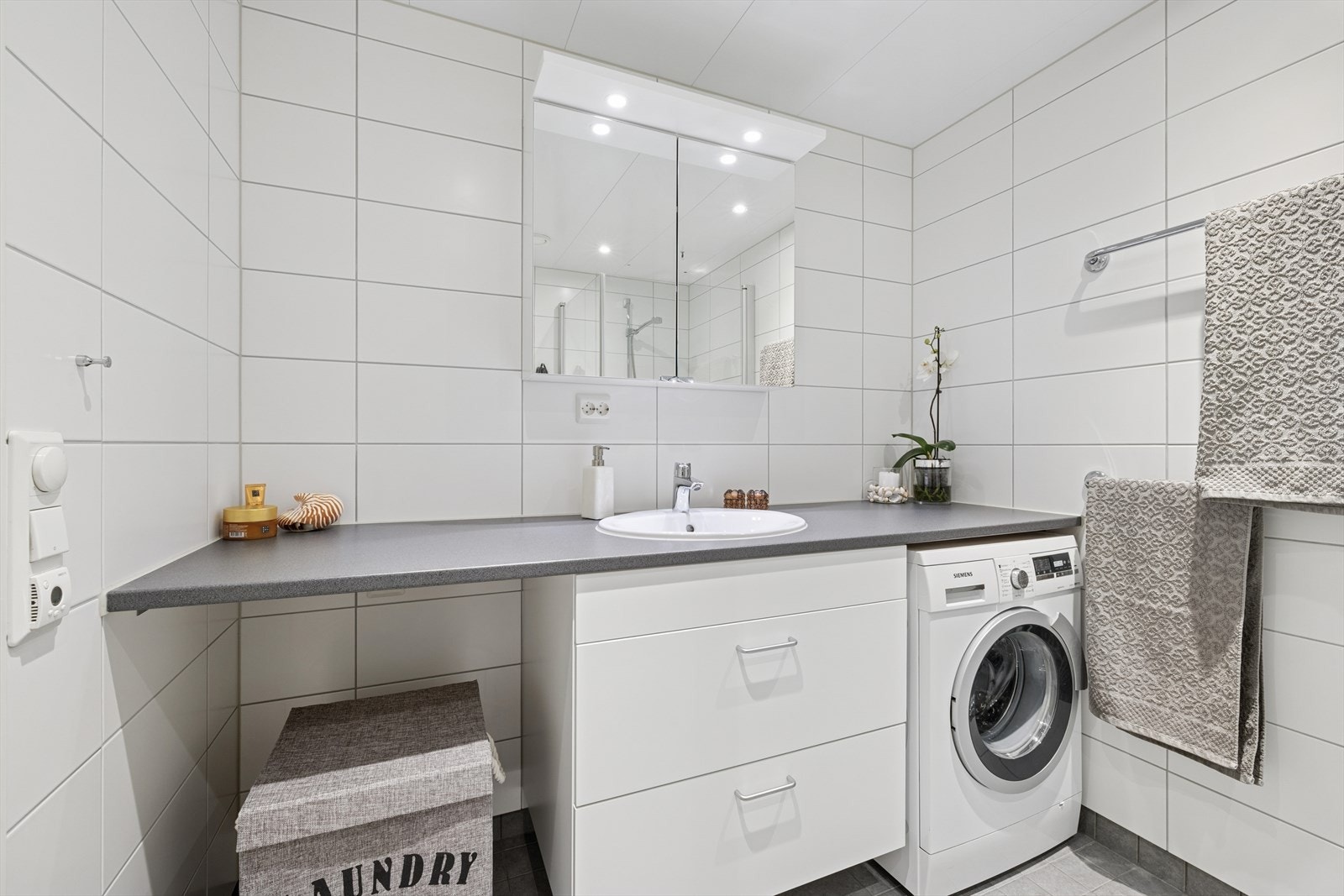 Baderomsinnredningen består av servantskap, dusjsone, toalett og opplegg for vaskemaskin Galleribilde