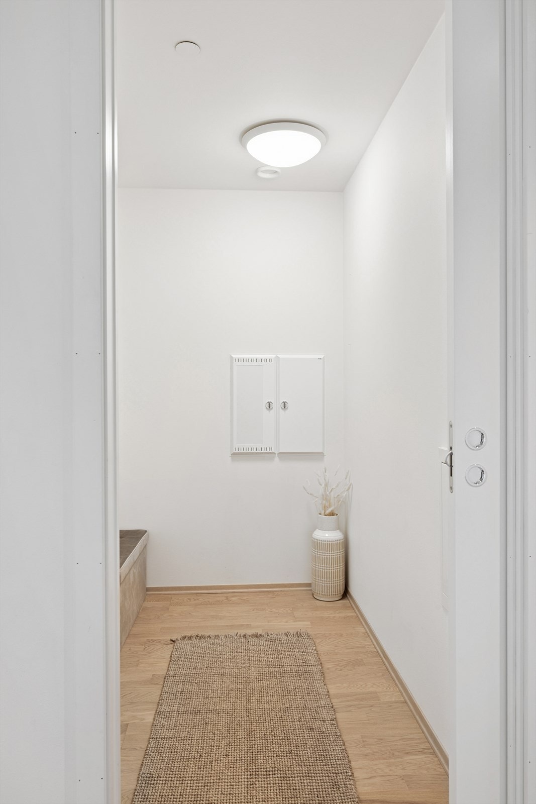 Rikelig med plass til oppbevaring av ytterklær og sko Galleribilde