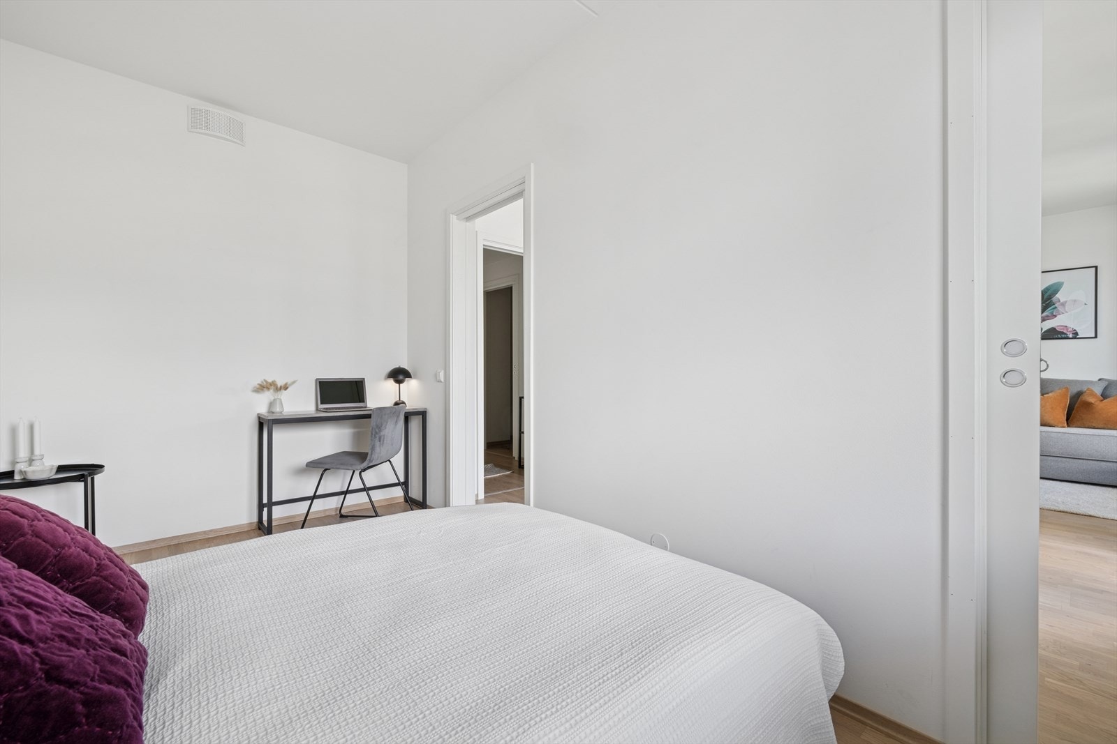 Leiligheten har parkettgulv, og vinduer fra 2019 i 3-lags glass Galleribilde