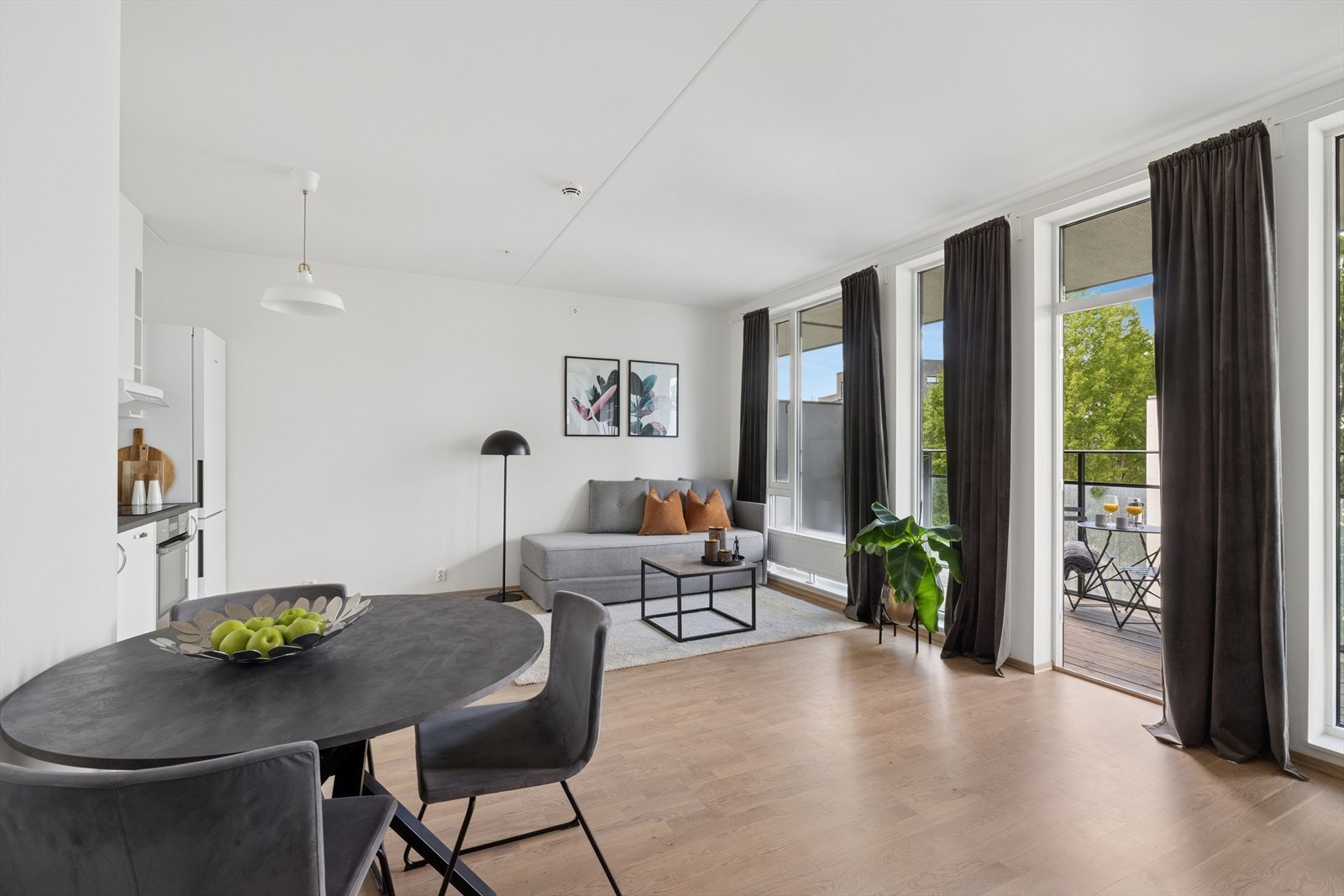 God takhøyde og store vindusflater som slipper inn godt med lys Galleribilde