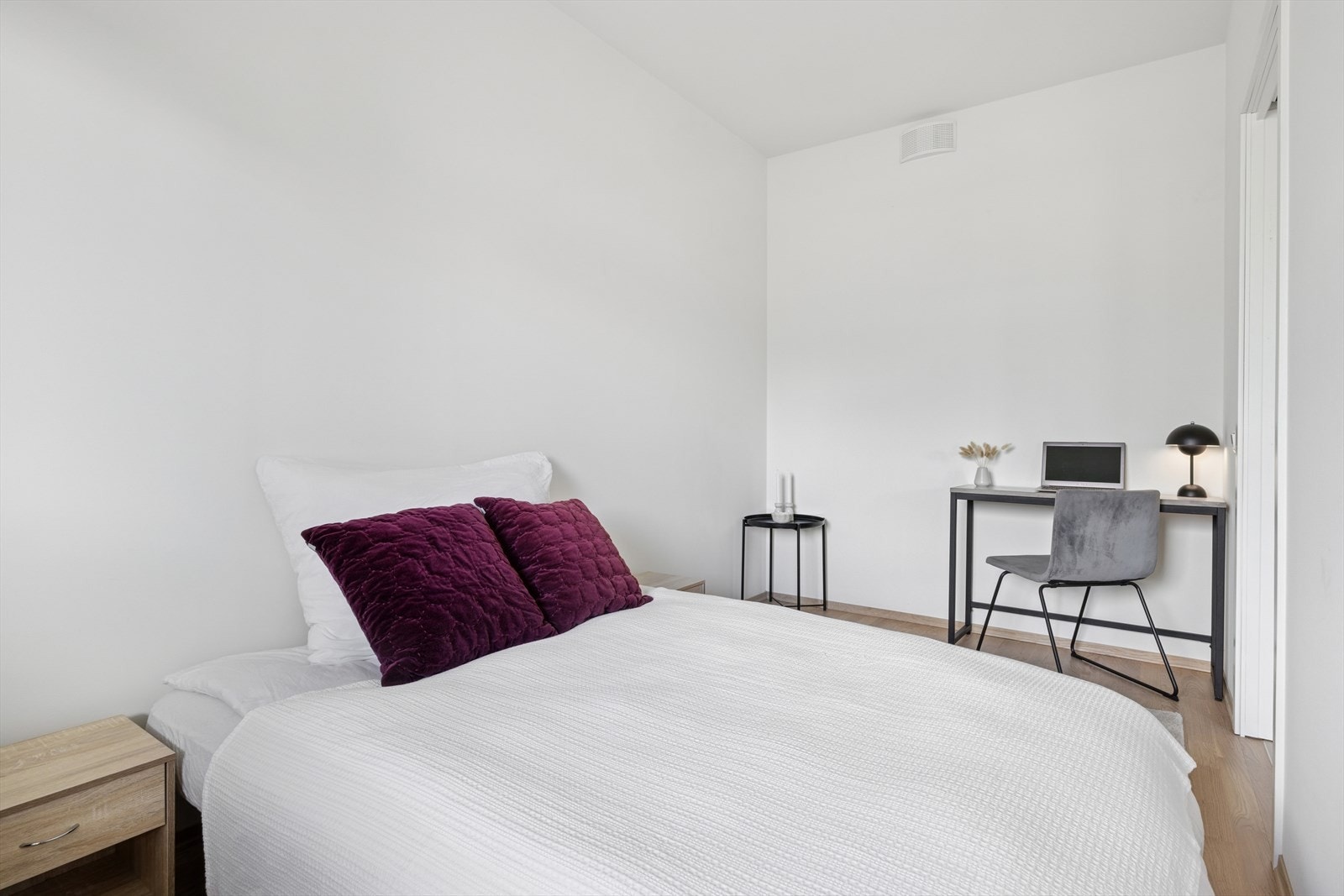 Soverommet er av god størrelse med plass til dobbeltseng, nattbord og garderobeskap Galleribilde