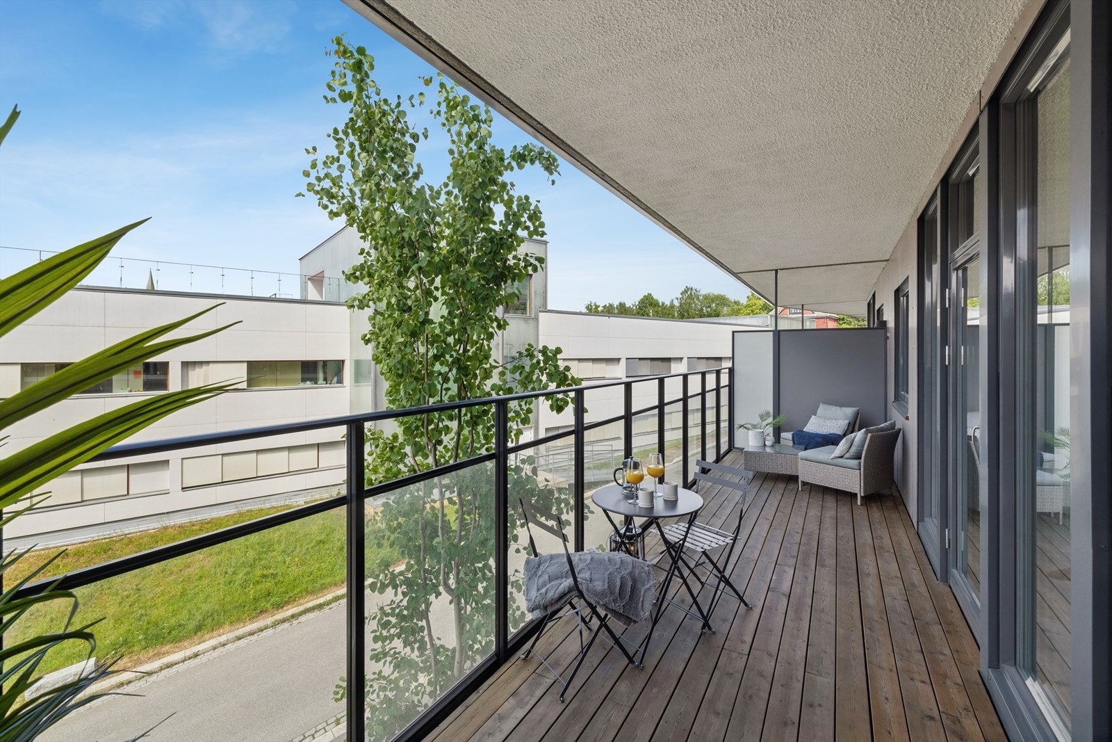 Fra stuen er det utgang til en stor balkong på 14 kvm. Her er det plass til diverse utemøbler, beplanting og øvrig møblement Galleribilde