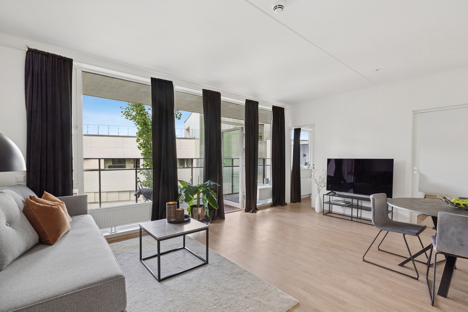 Leiligheten har en luftig planløsning med åpen stue- og kjøkkenløsning, soverom, innvendig bod og flislagt bad Galleribilde