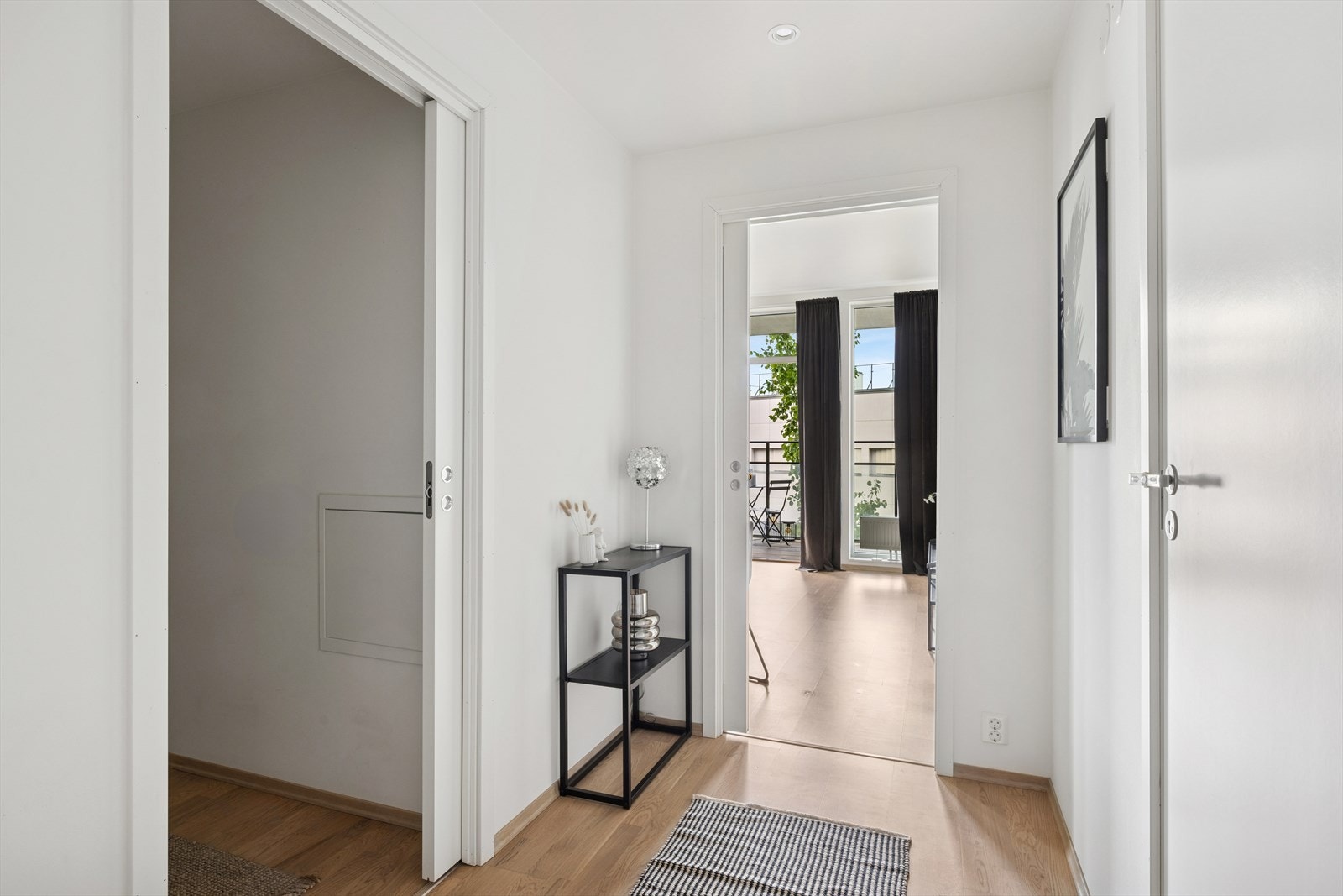 Meget romslig entré med tilgang til en praktisk innvendig bod Galleribilde