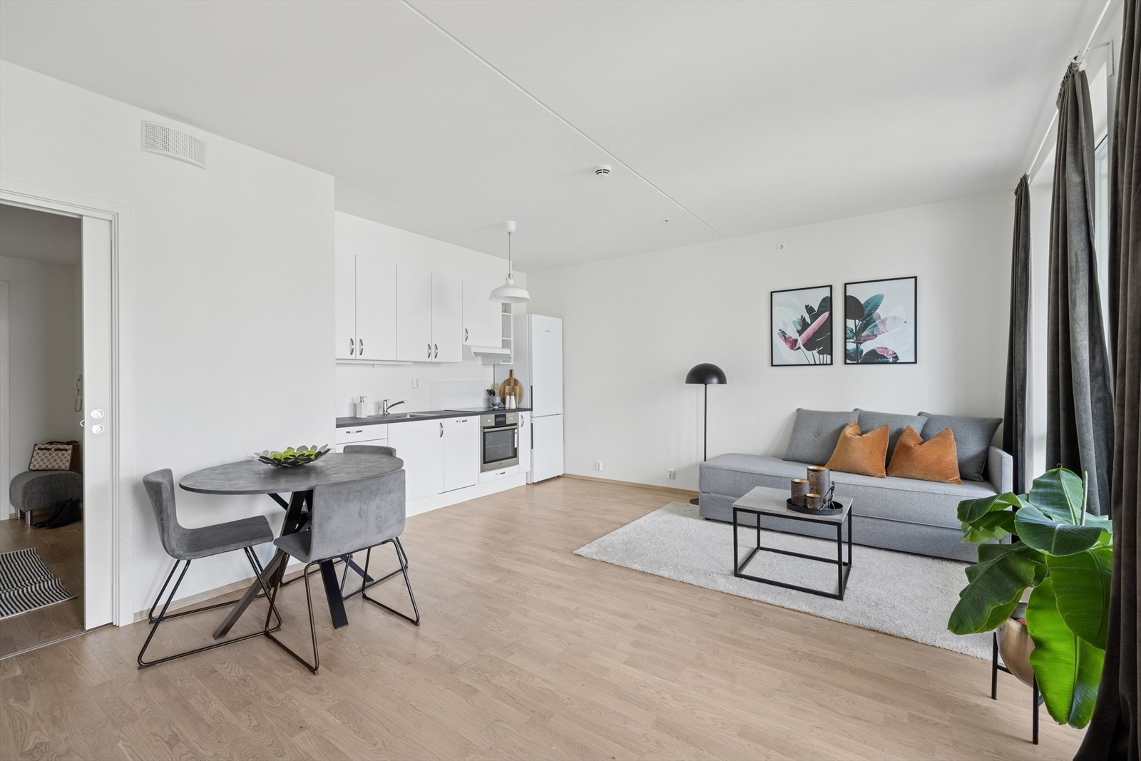 Lys stue med en arealeffektiv planløsning med flere innredningsmuligheter Galleribilde