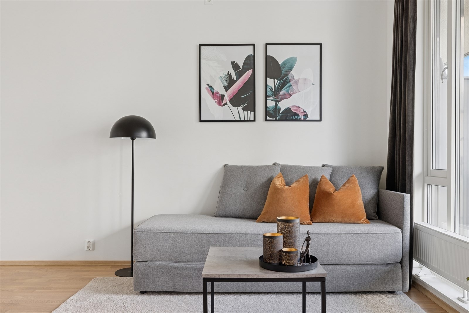 Stuen har plass til sofa, spisebord og øvrig møblement Galleribilde