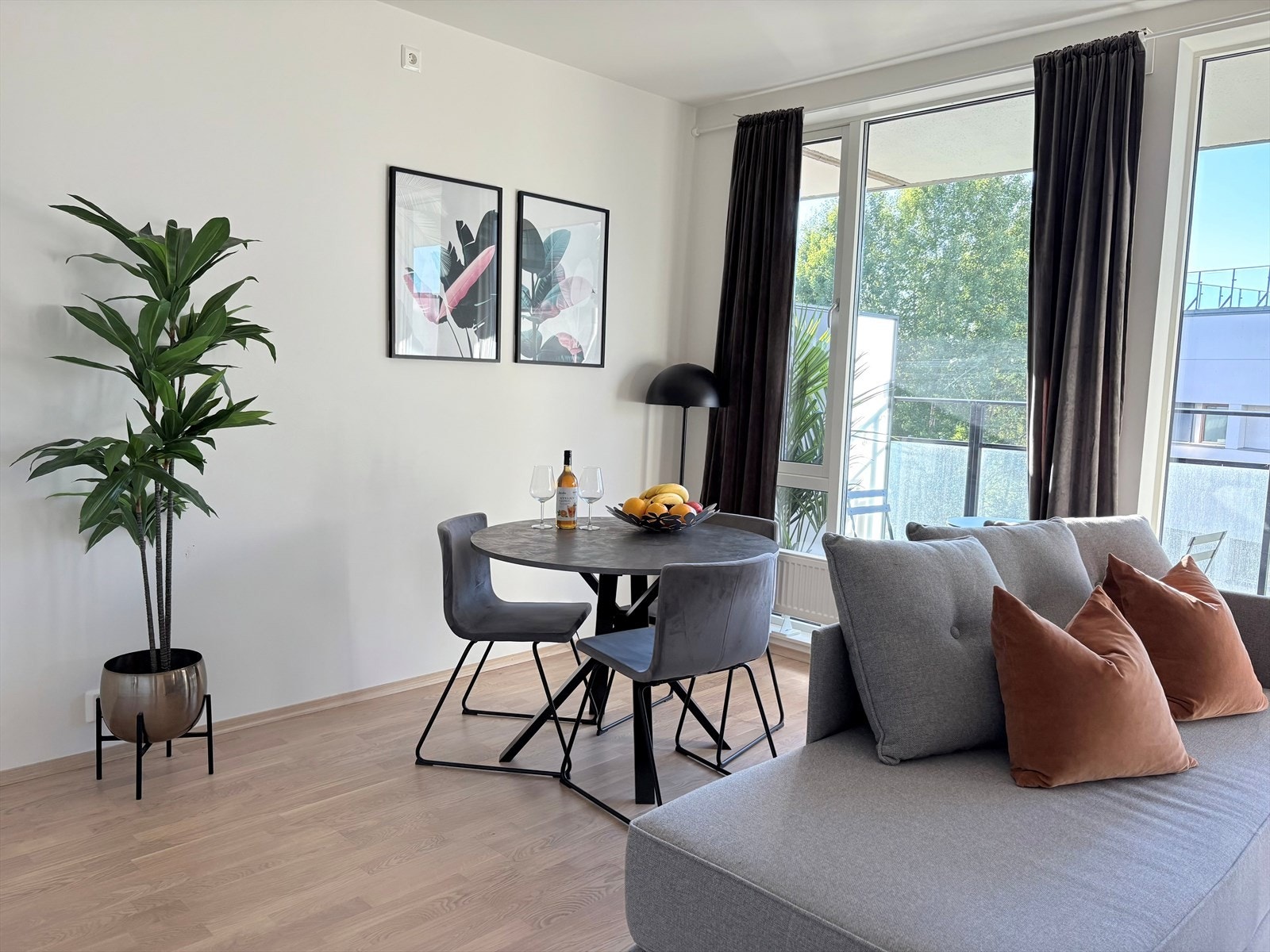 Stuen har flere møbleringsmuligheter. Galleribilde