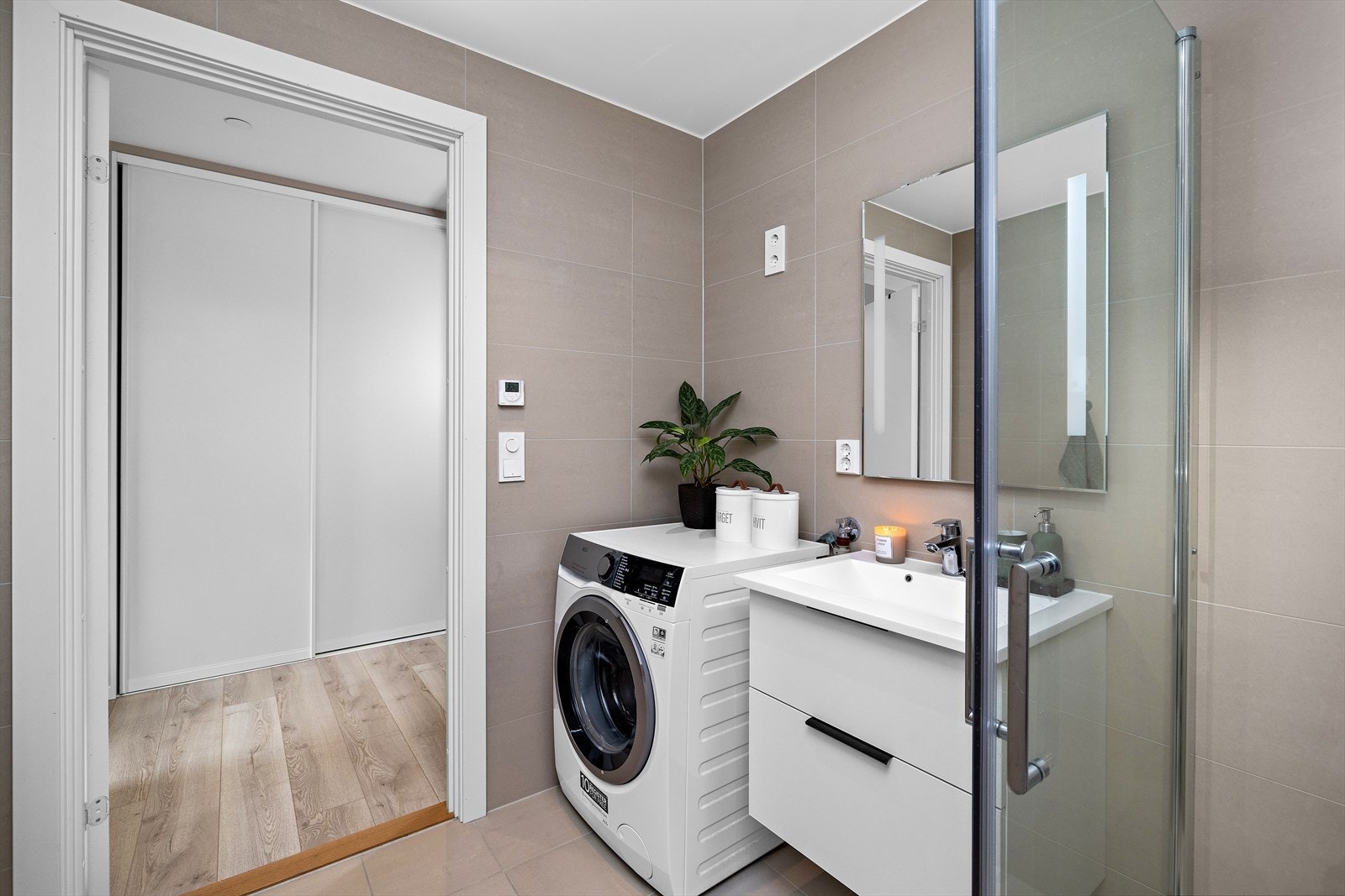 God plass til vaskemaskin på badet. Galleribilde