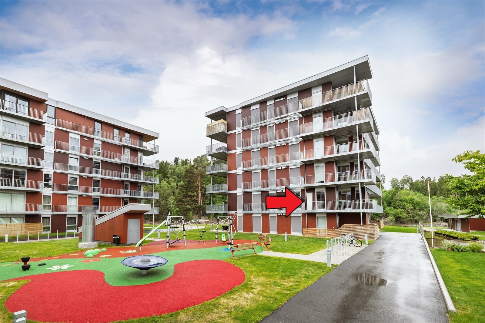 Eiendomsmegler1 v/Carl Erik Qvist ønsker deg velkommen til Benterudstranda 11! Galleribilde